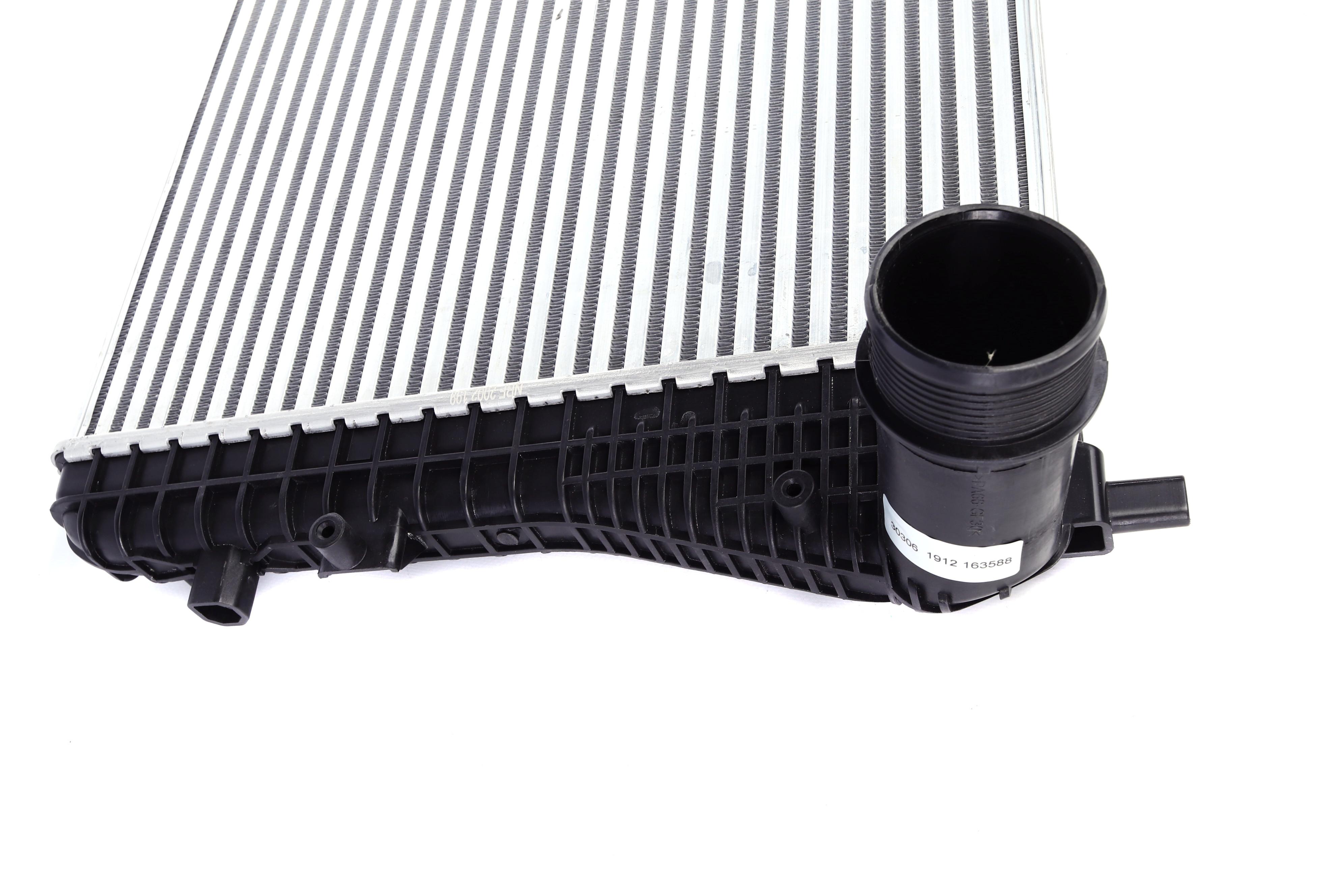 Радіатор інтеркулера VW Passat/Sharan/Tiguan 1.4-2.0D 05-