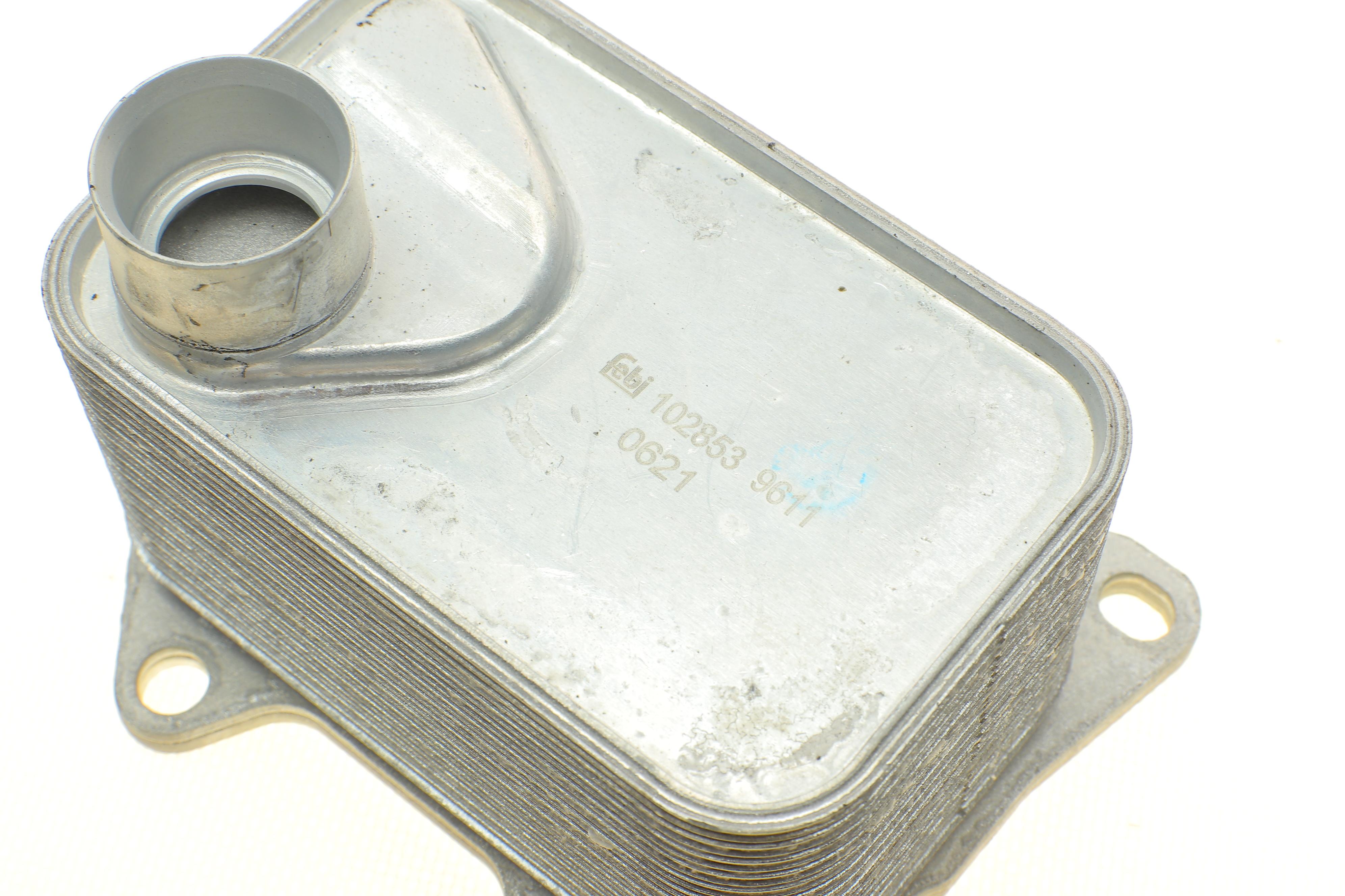 Радіатор масляний VW Golf/Passat/Polo/Touran 2.0 13- (з прокладкою)