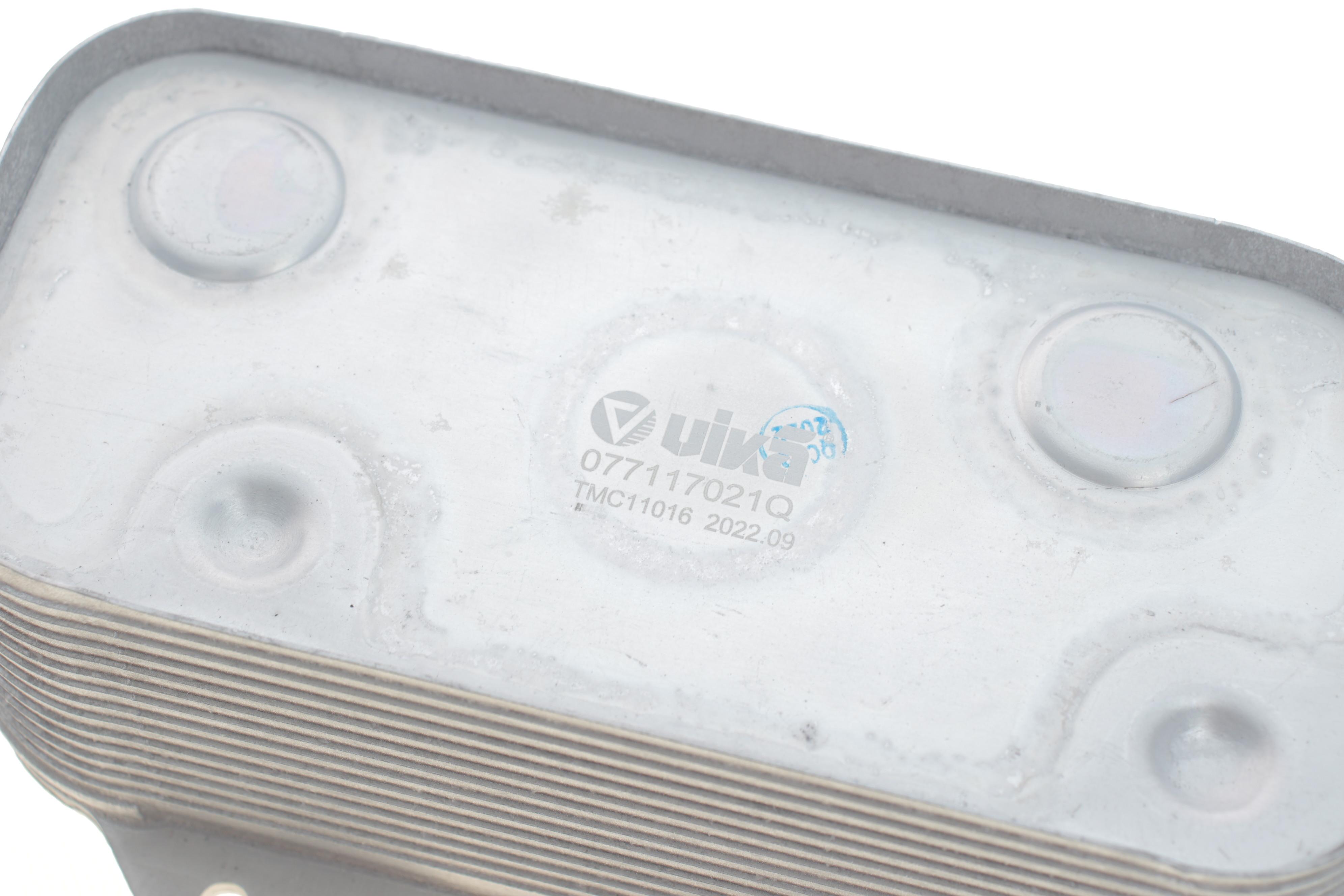 Радіатор масляний Audi A6/A8/VW Phaeton 98-16 (теплообмінник)