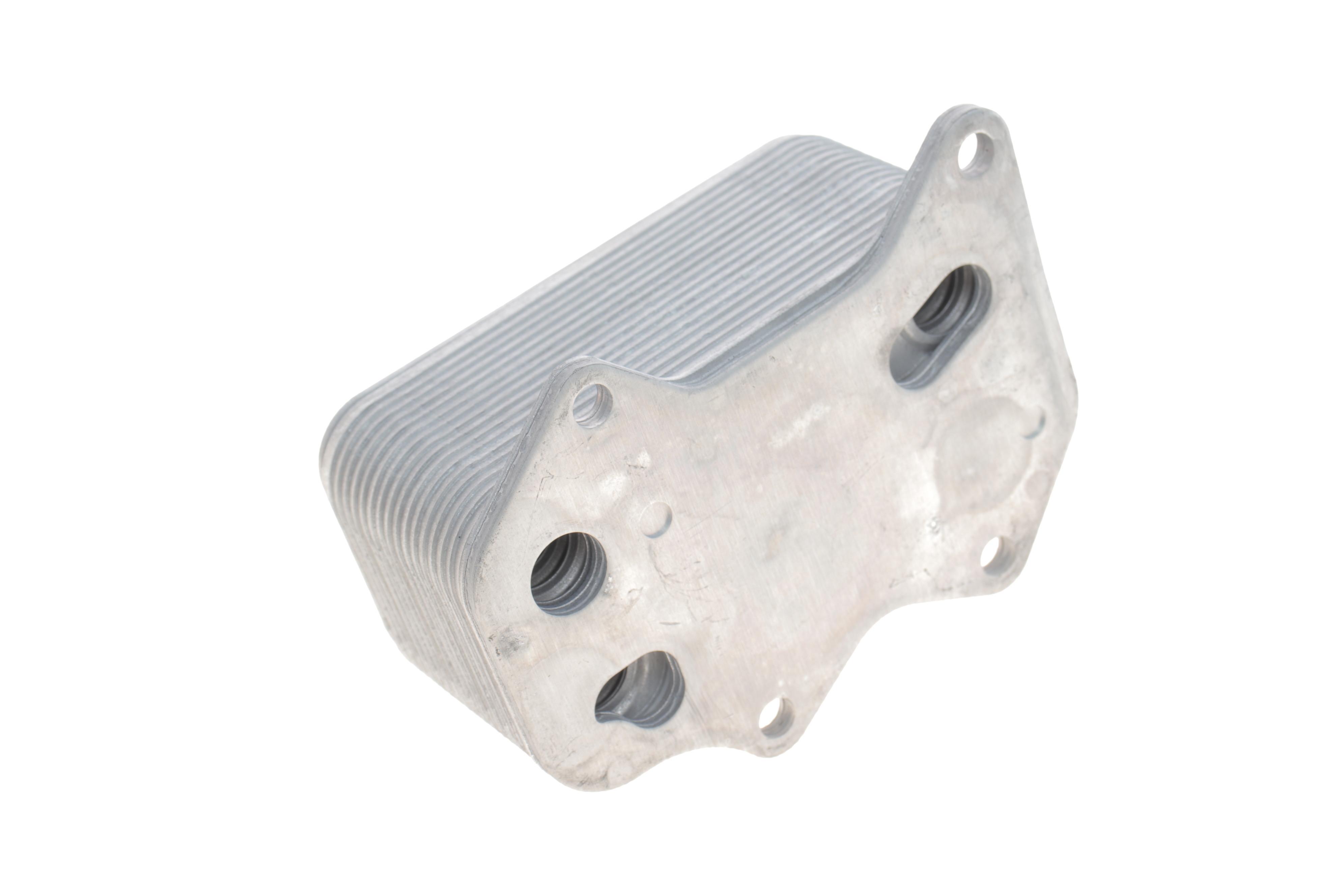 Радіатор масляний VW Passat 2.0 FSI 05-10 (теплообмінник)