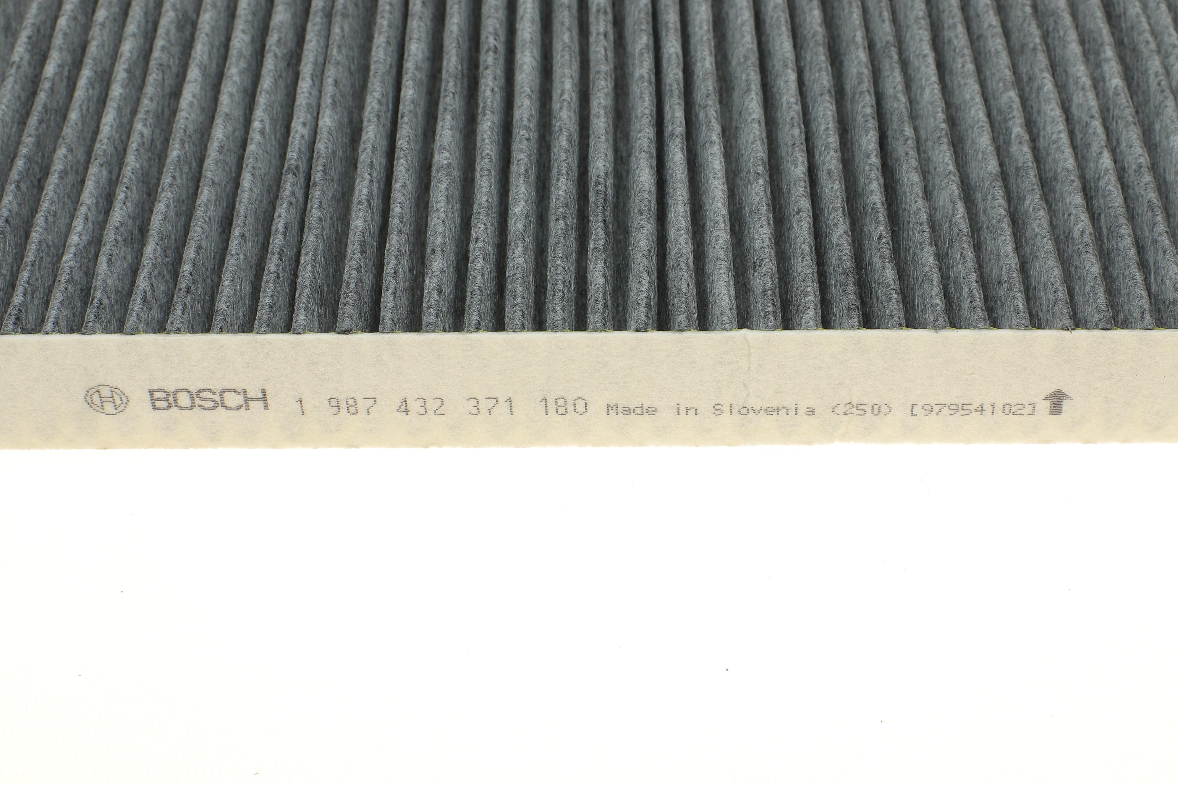 Фільтр салону Audi A4/A6 97-05 (вугільний)