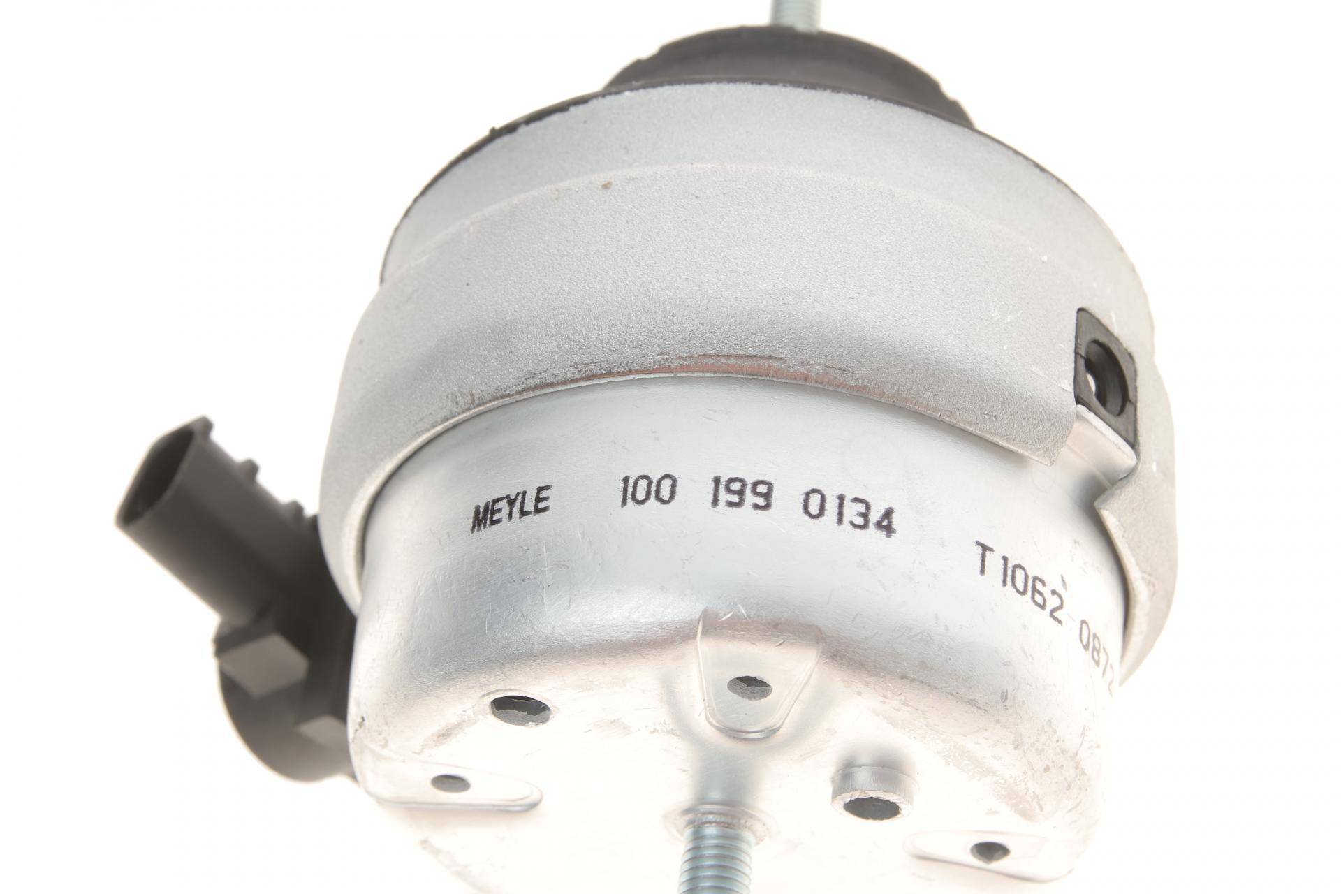 Подушка двигуна Audi A4/A6/ VW Passat 2.5 TDI 97-05