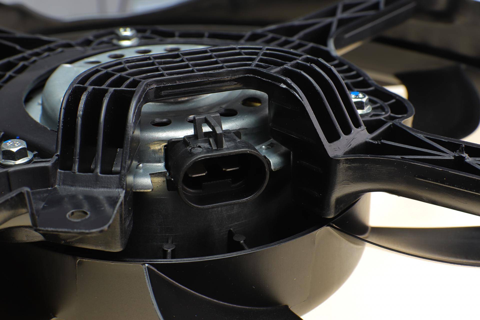 Вентилятор радіатора (електричний) Fiat Ducato 2.2/2.3/3.0D 06- (з дифузором)