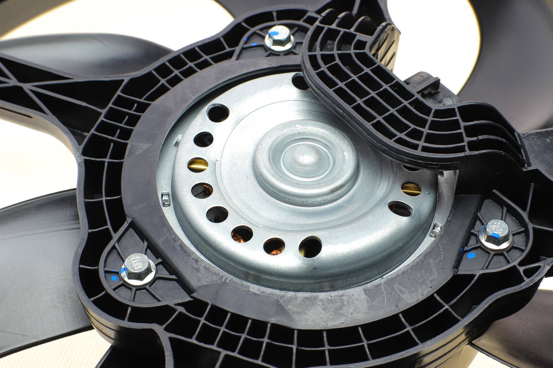 Вентилятор радіатора (електричний) Fiat Ducato 2.2/2.3/3.0D 06- (з дифузором)