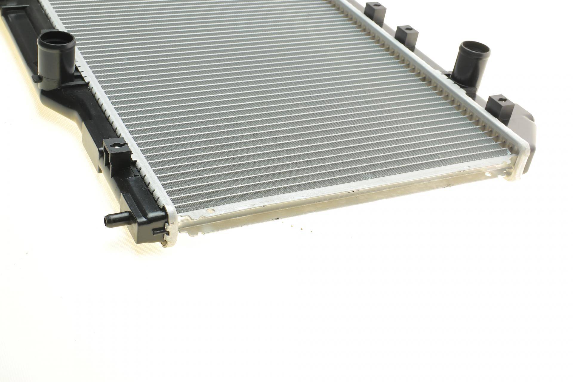 Радіатор охолодження Toyota Avensis 1.6 97-00