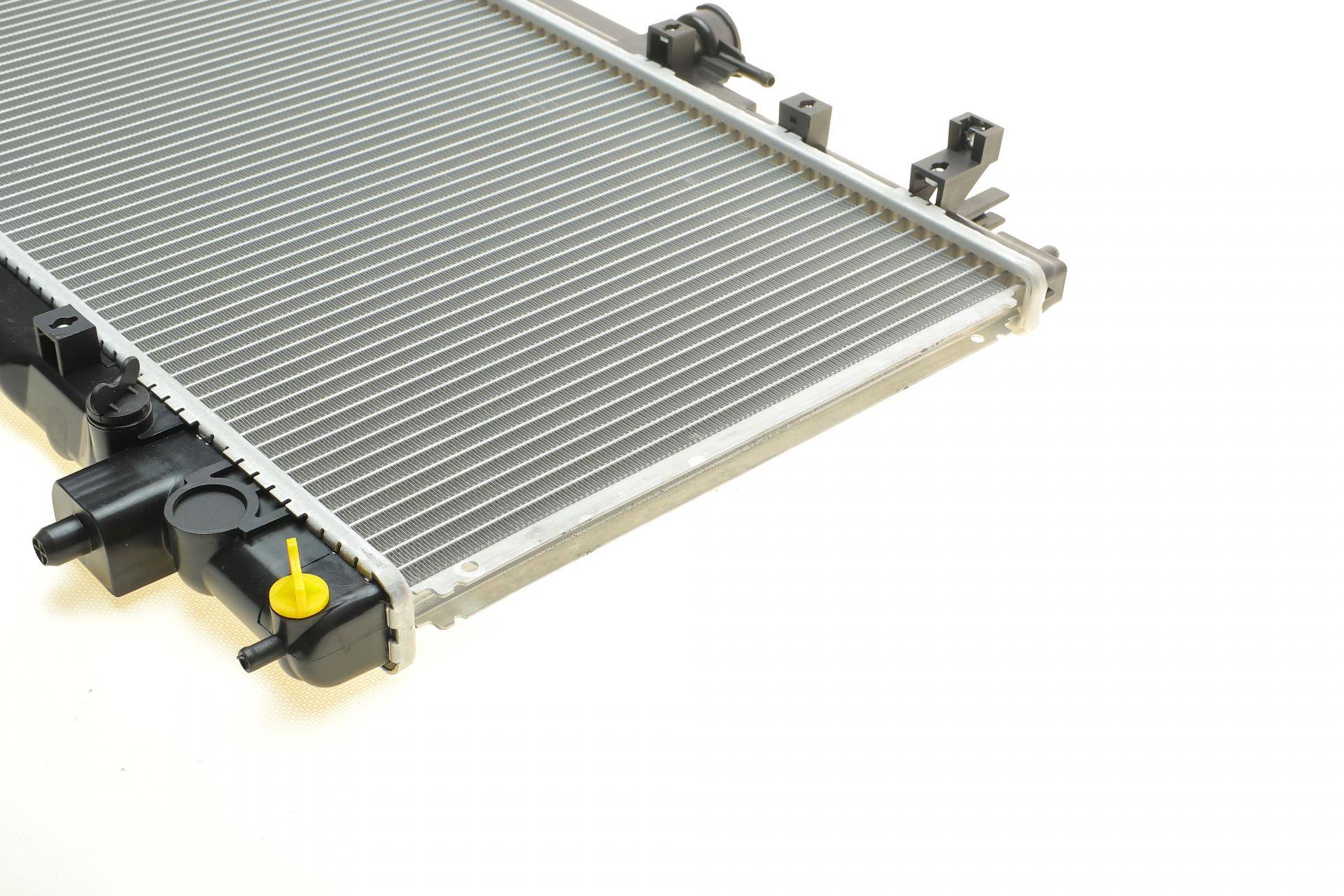 Радіатор охолодження Toyota Avensis 1.6 97-00