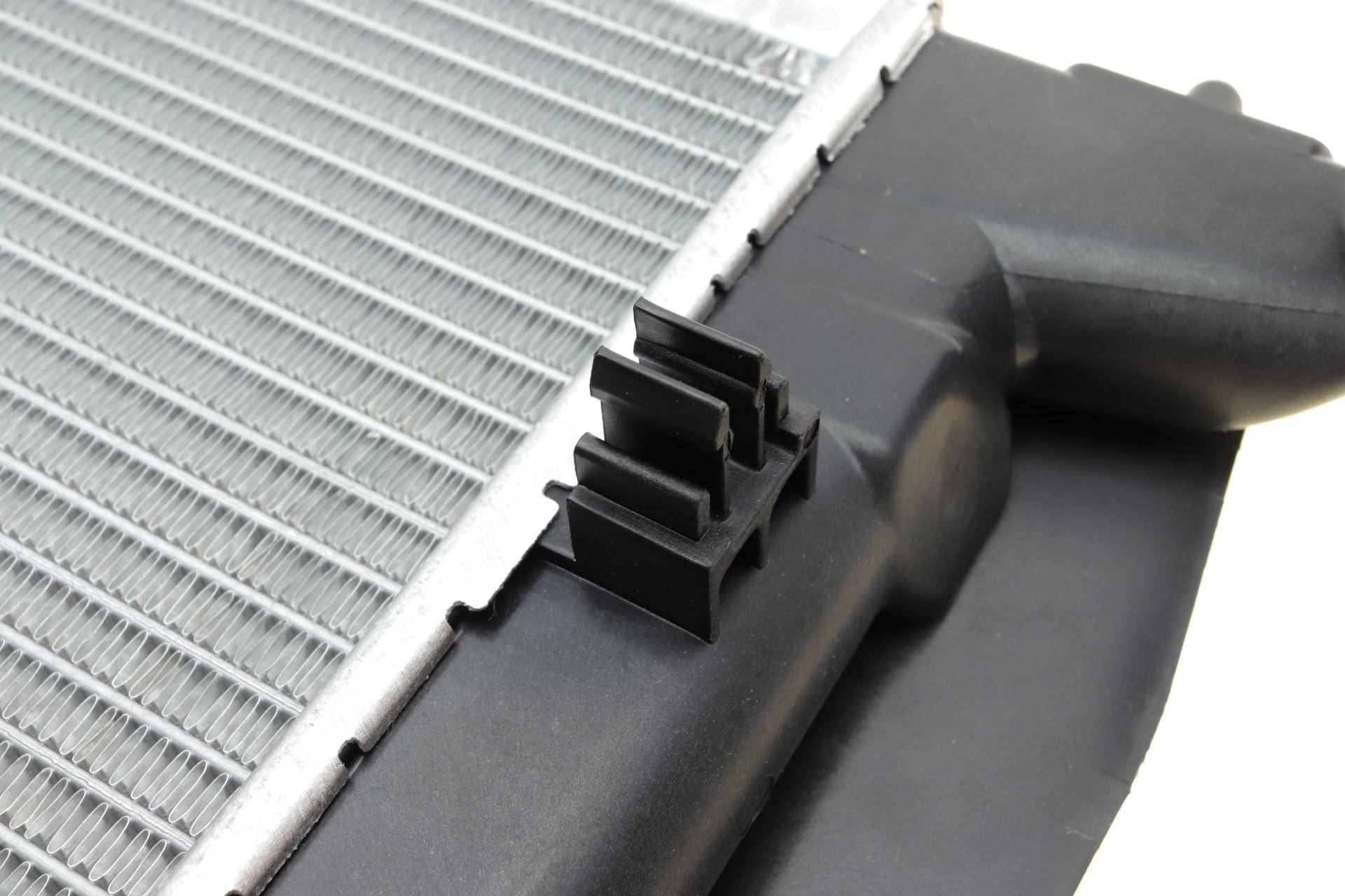 Радіатор охолодження Toyota Avensis/Corolla 1.4/1.8 01-09