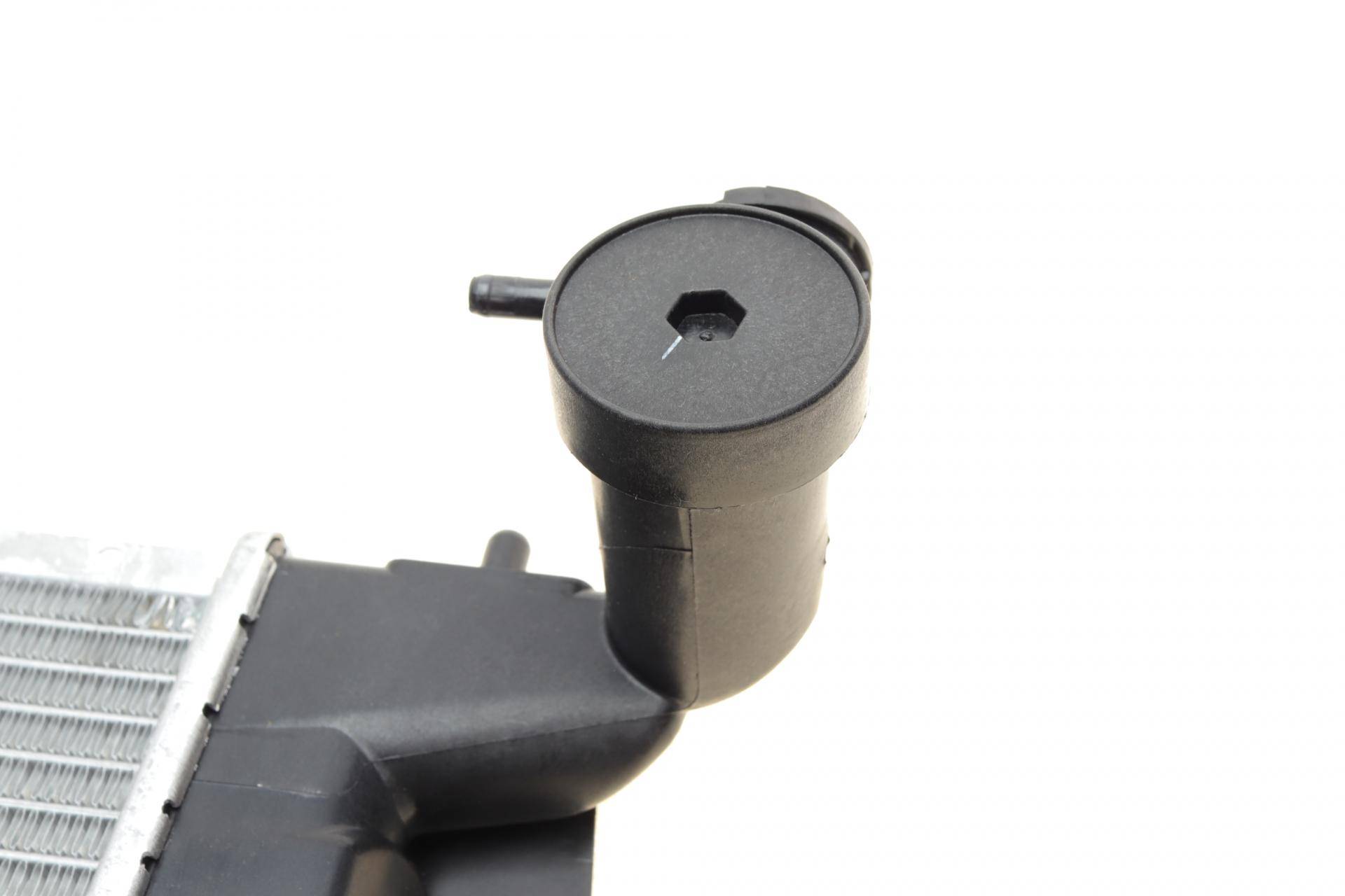 Радіатор охолодження Toyota Avensis/Corolla 1.4/1.8 01-09