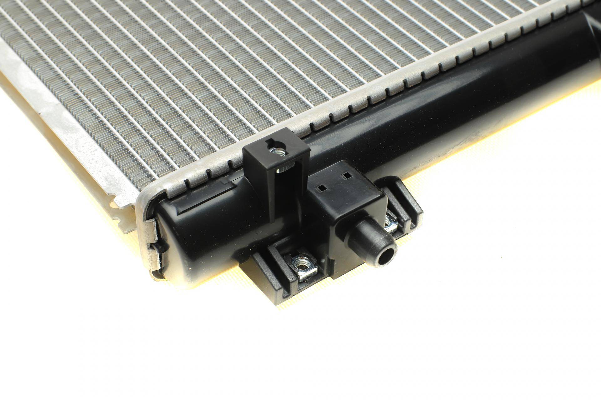 Радіатор охолодження Suzuki Grand Vitara 1.9DDiS 4x4 05-15