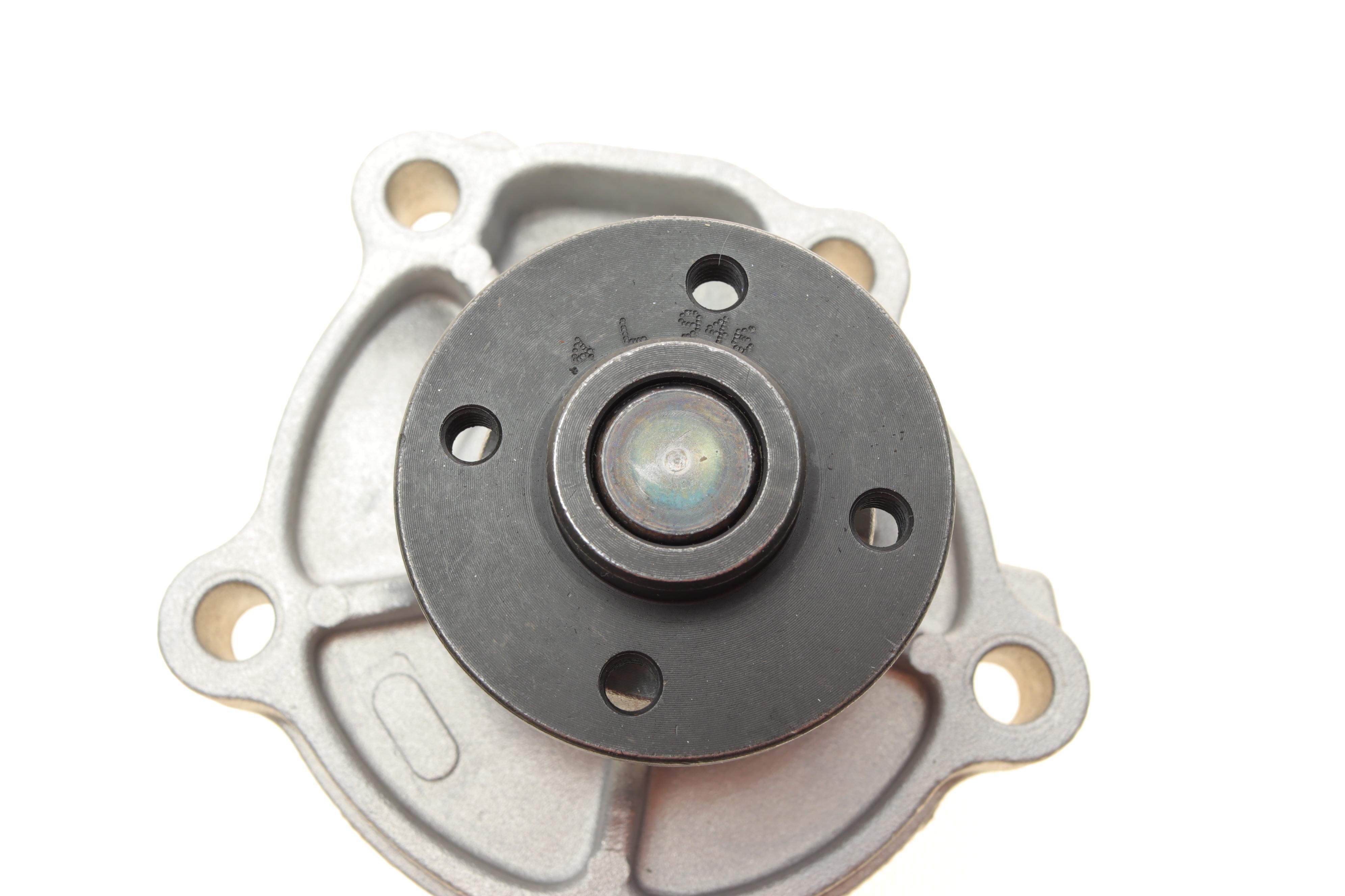 Помпа води Suzuki Vitara 1.6 15-/Grand Vitara 1.6/Swift 1.3/1.5/1.6/SX4 1.5-1.6VVT 05- (R/B)(8лоп)