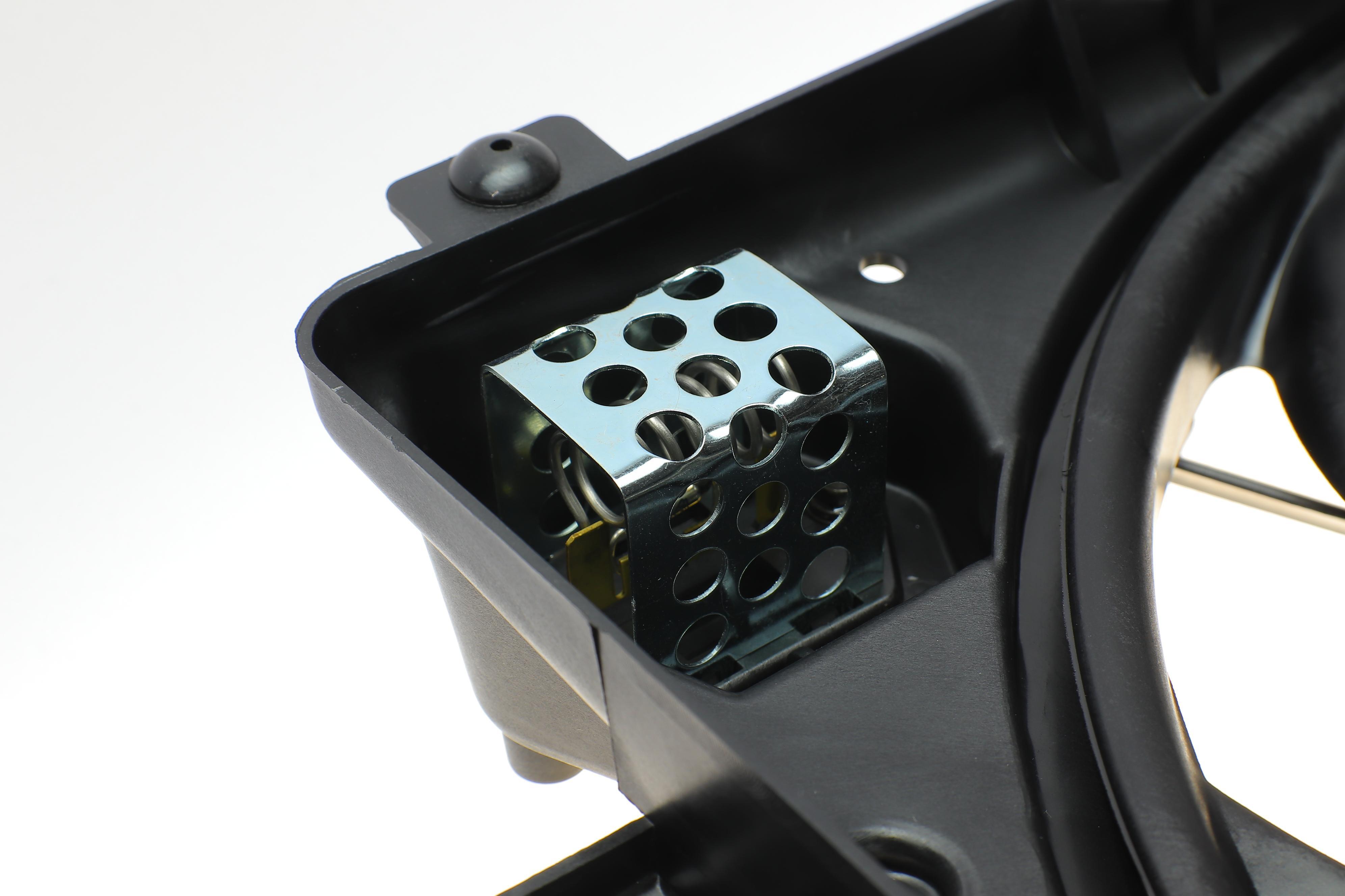 Вентилятор радіатора Ford Mondeo III 1.8/2.0 00-07 (з дифузором)