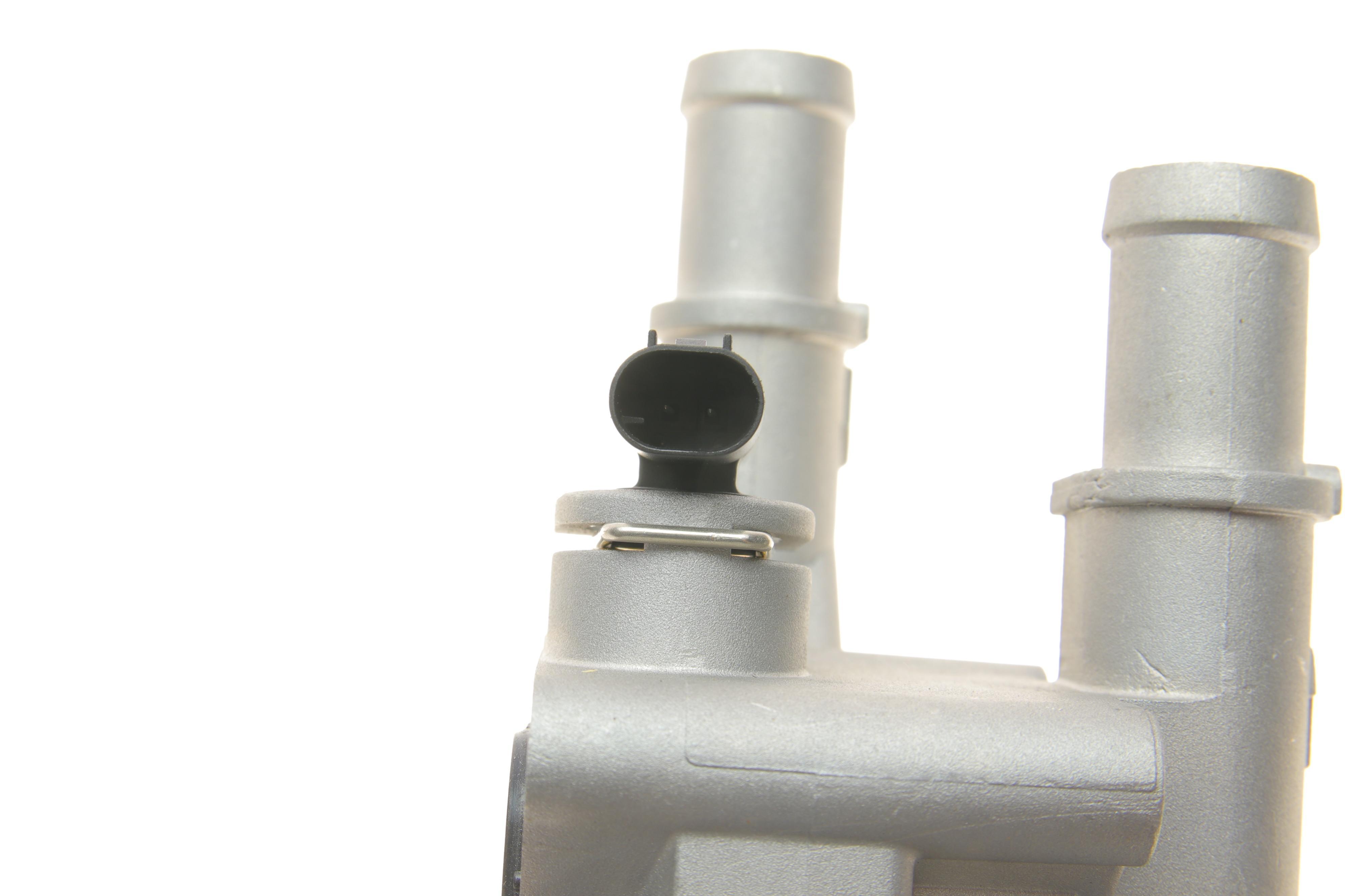 Фланець системи охолодження Chevrolet Aveo/Cruze 1.6/1.8 11- (105°) з датчиком