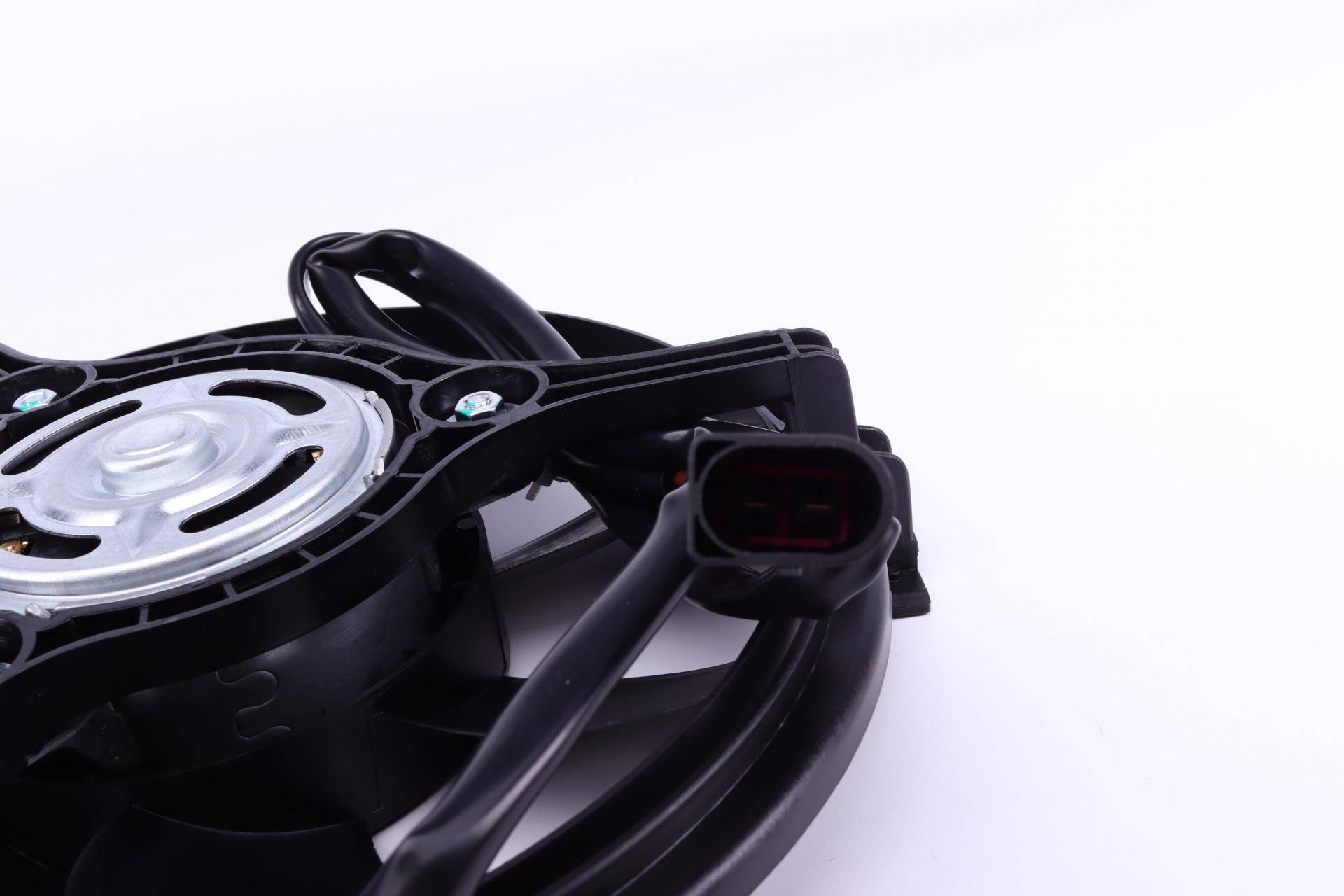 Вентилятор охолодження двигуна Audi A6/VW Passat 1.6-3.0 97-05