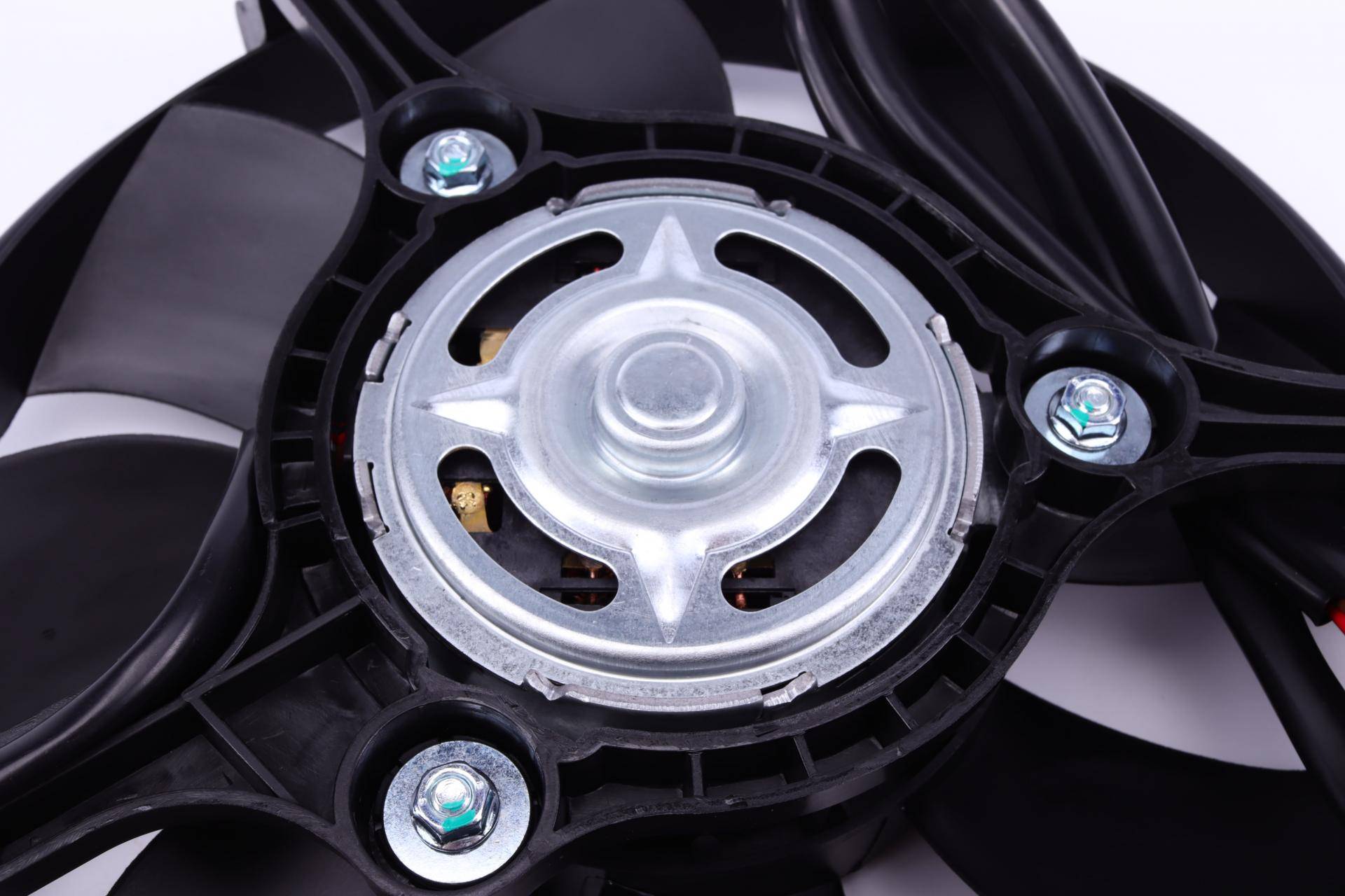 Вентилятор охолодження двигуна Audi A6/VW Passat 1.6-3.0 97-05