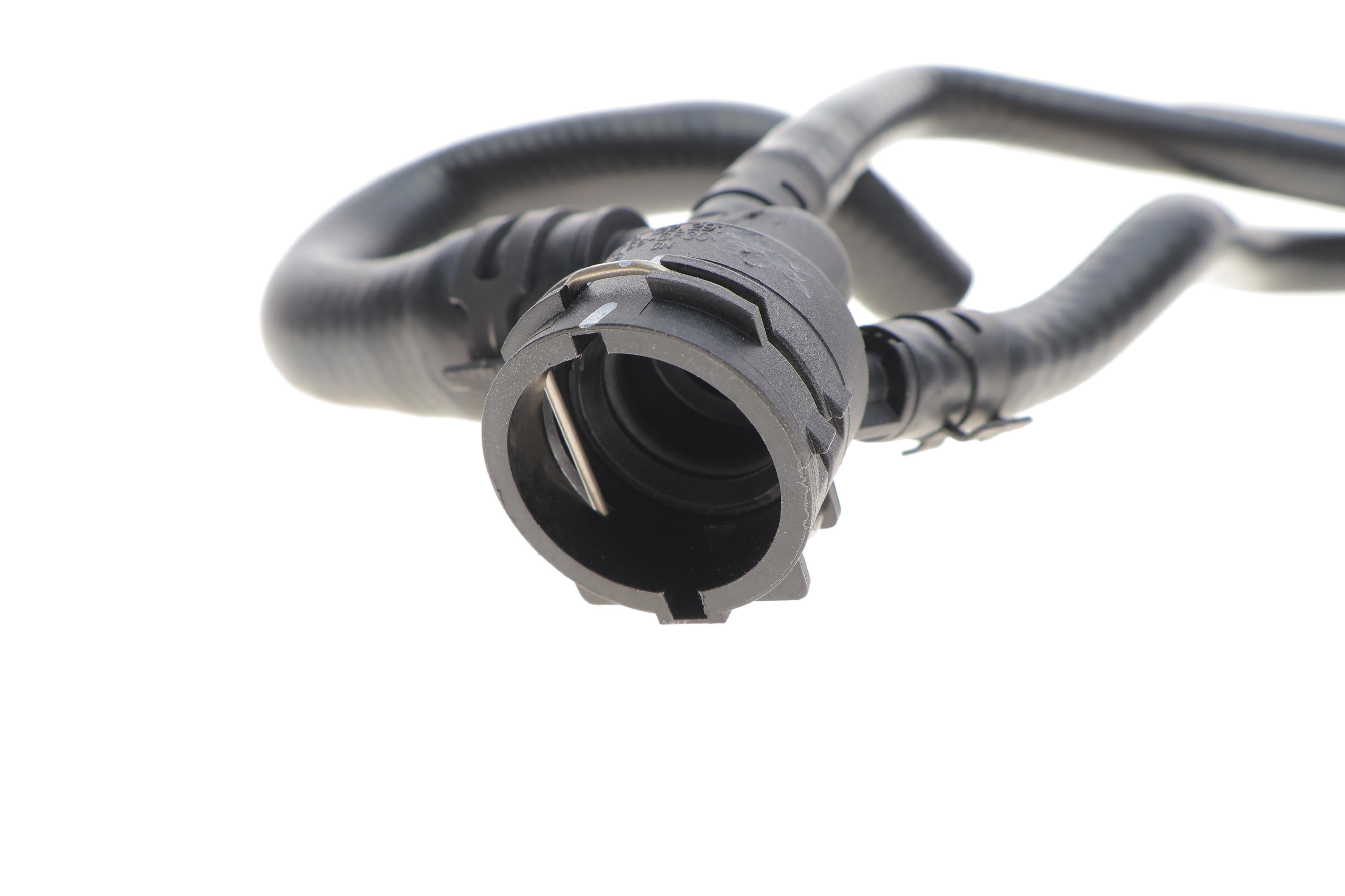 Патрубок системи охолодження VW Golf/Passat 1.4TSI 13-