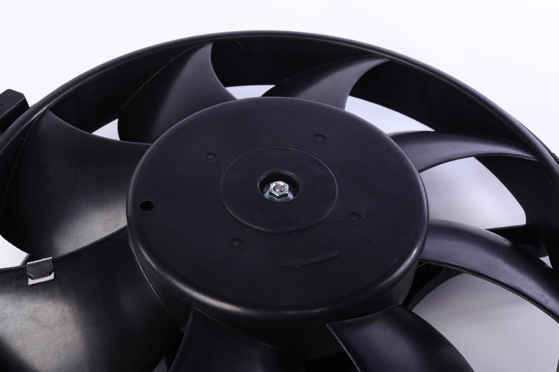 Вентилятор охолодження двигуна Audi A6/VW Passat 1.6-3.0 97-05