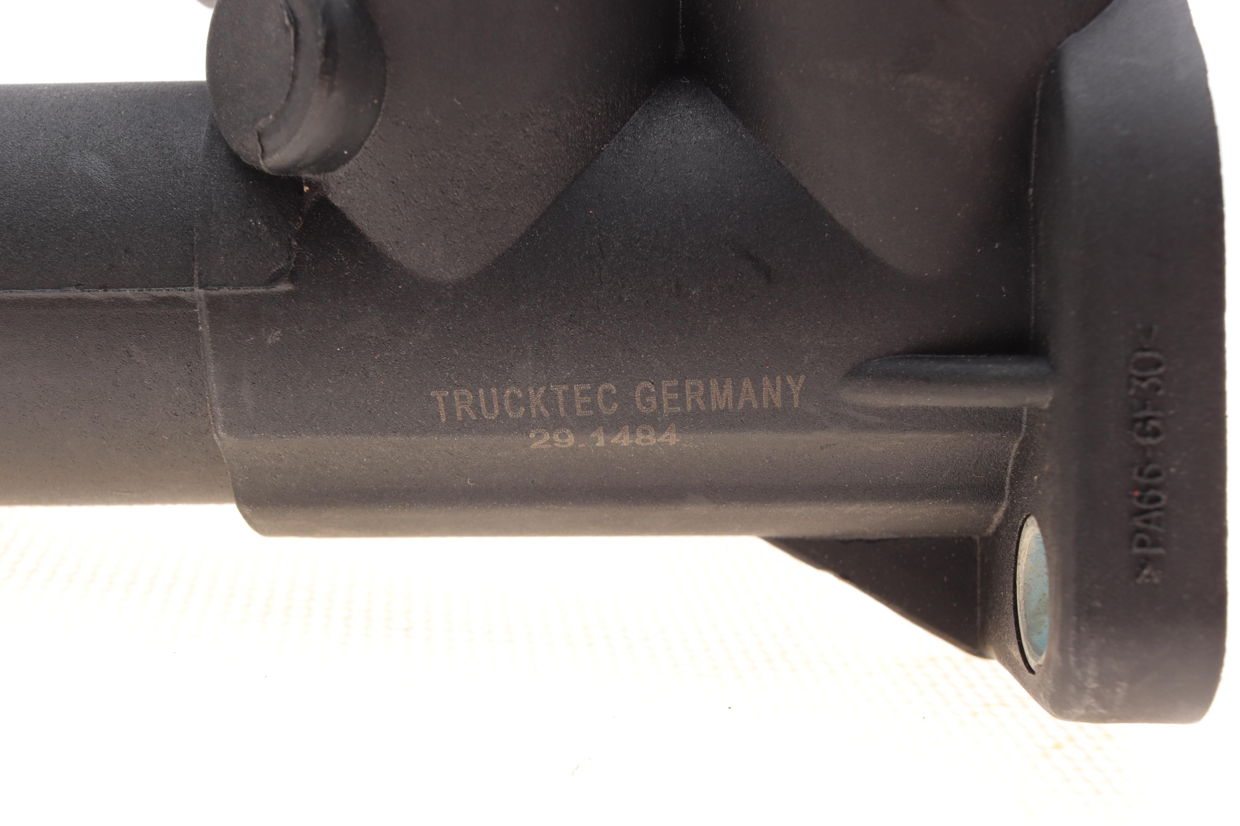 Фланець системи охолодження Audi 80/100/A6 1.6/2.0i 90-98