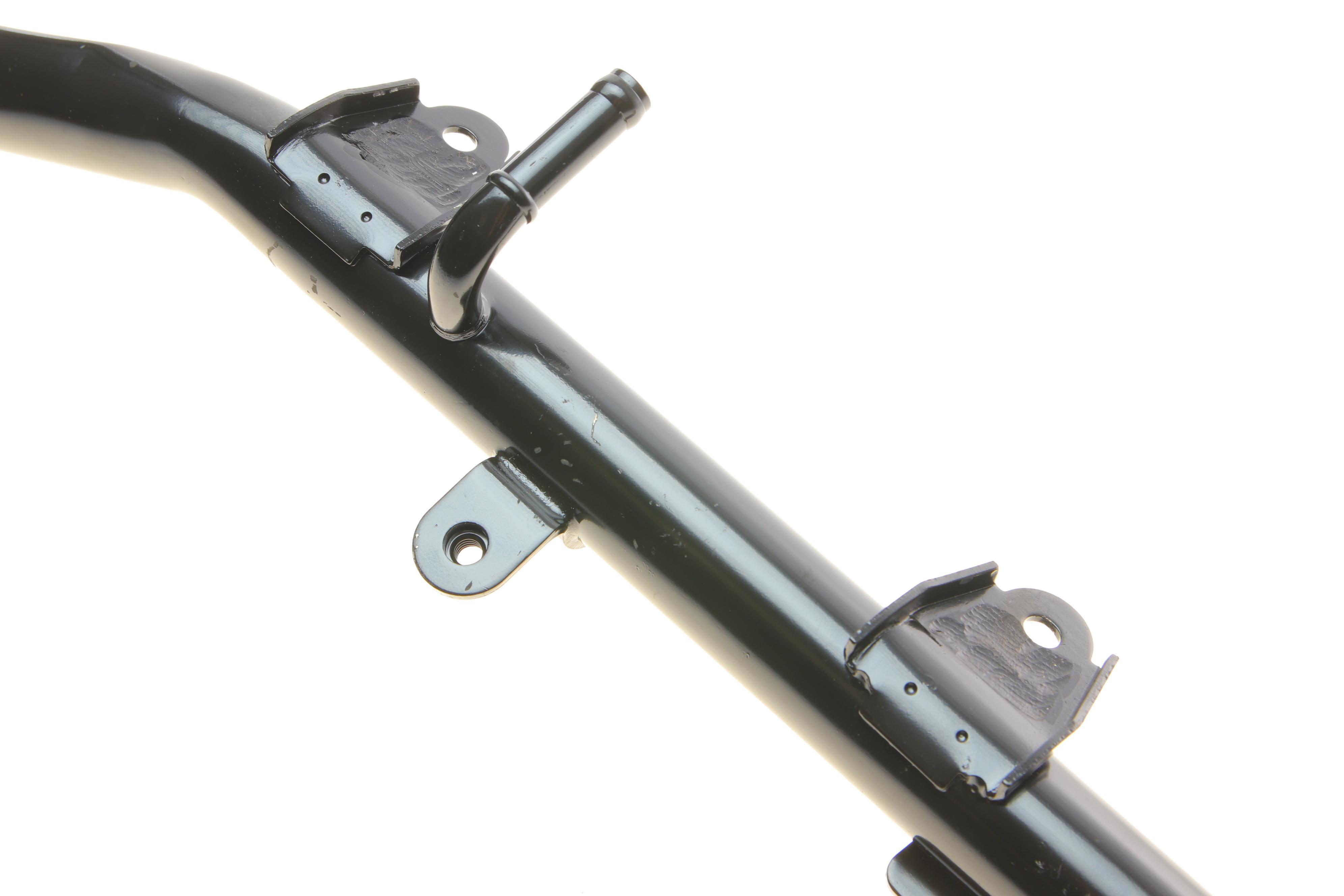 Трубка системи охолодження VW Passat 2.0 00-05