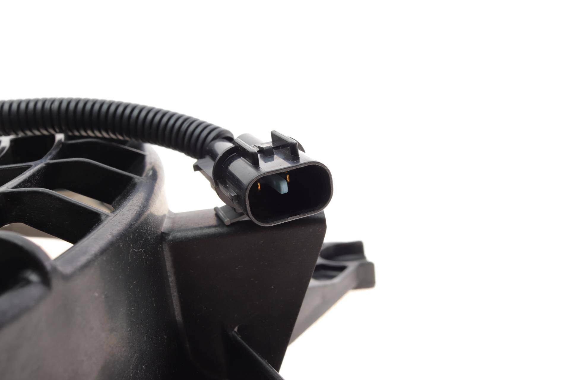 Вентилятор радіатора Kia Sorento 2.5CRDi 02- (з дифузором)