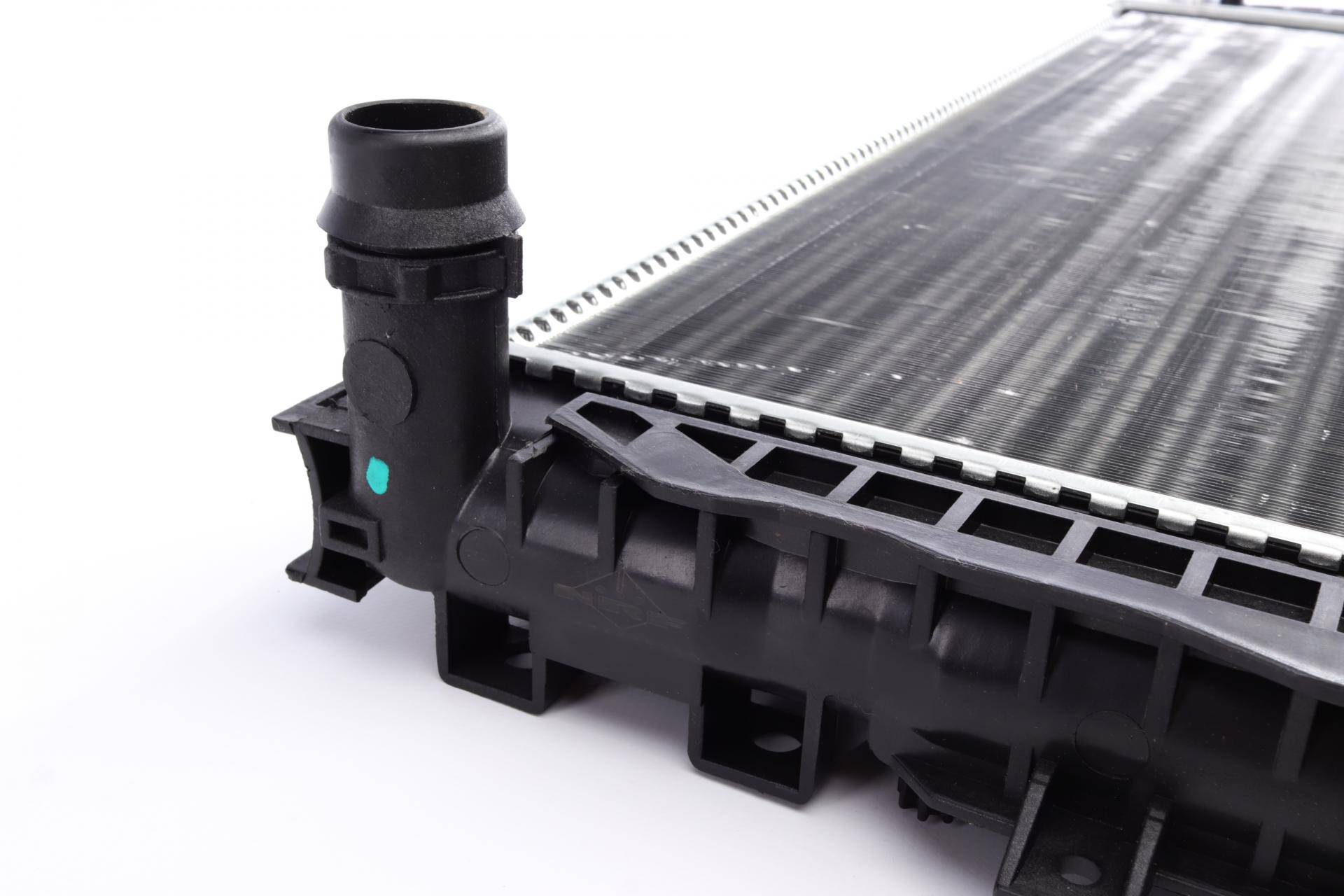 Радіатор охолодження Audi A4/A6/VW Passat 2.5TDI 00-05 (Економ-клас)