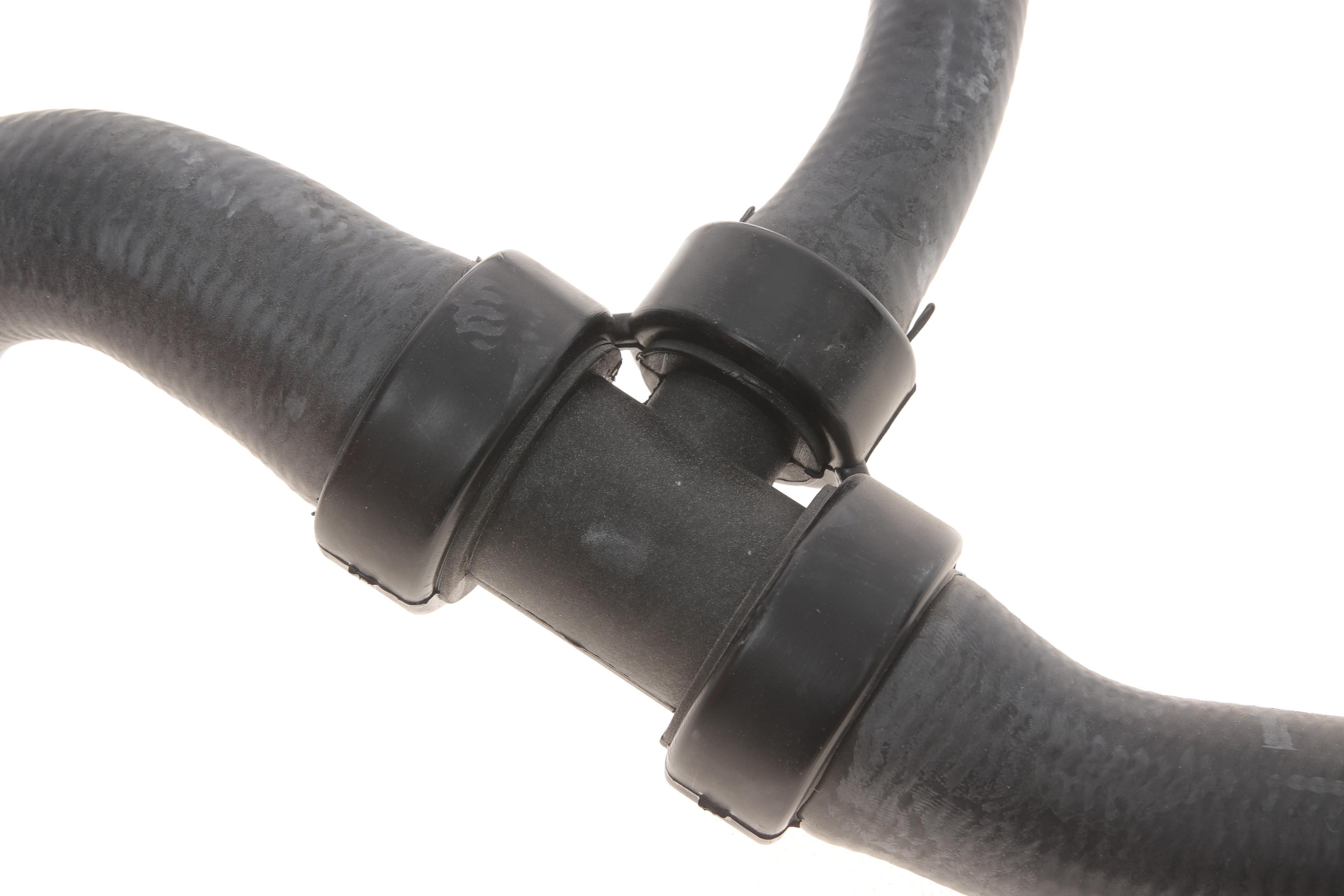 Патрубок системи охолодження Renault Logan/Dacia Logan 1.4/1.6 04-