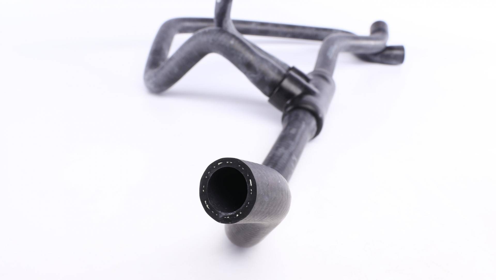 Патрубок радіатора (нижній) BMW 3 (E36) 2.0/2.5 90-99