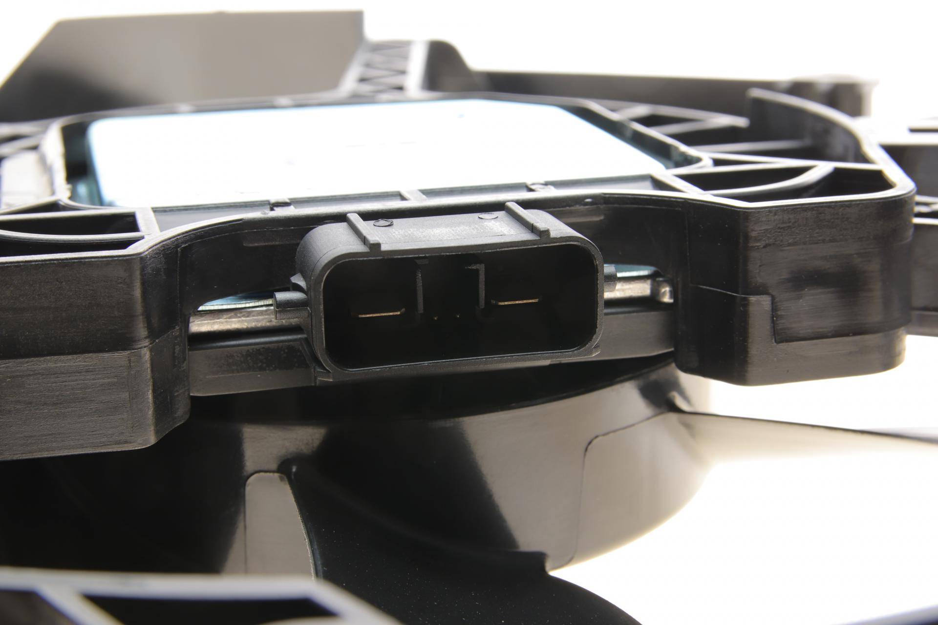 Вентилятор радіатора Toyota Camry/RAV 4 2.0-3.5 17- (з дифузором)