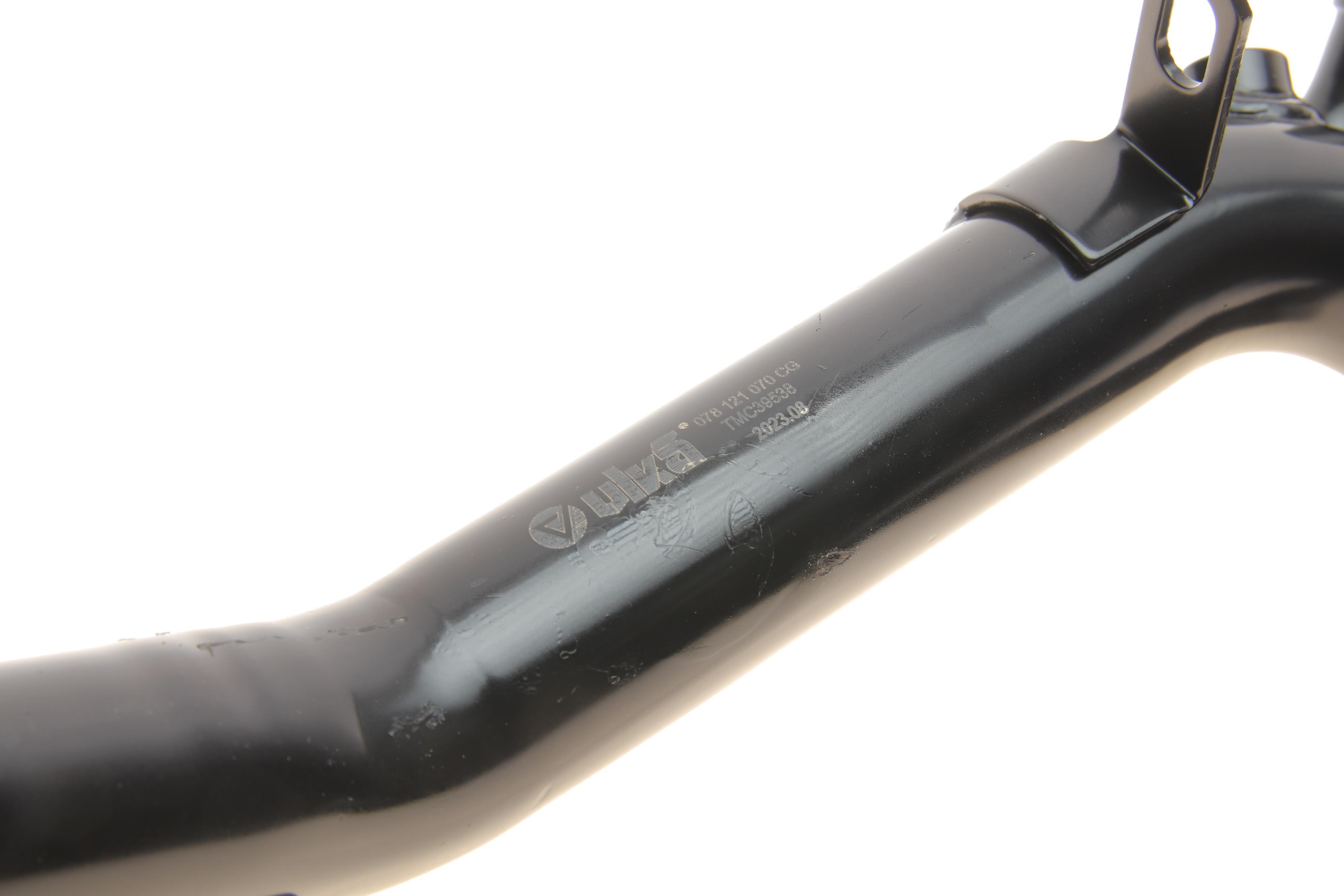 Патрубок системи охолодження Audi A4/A6/VW Passat 2.4 97-05