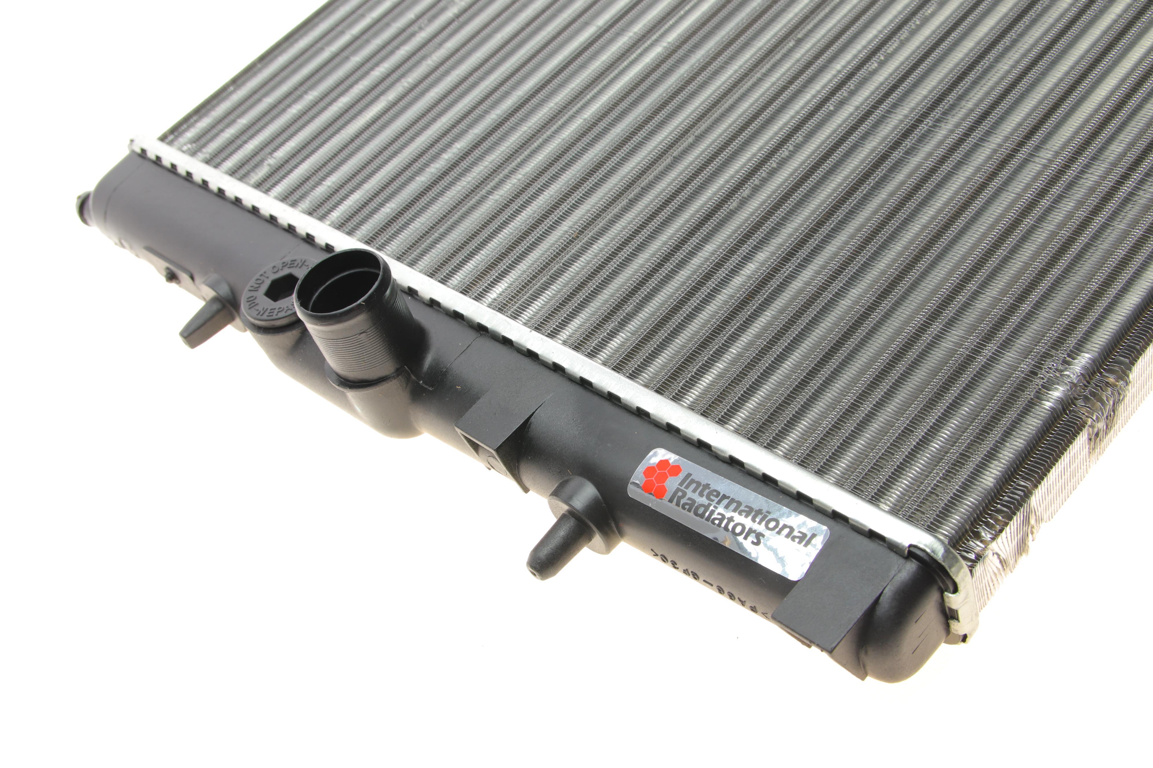 Радіатор охолодження Peugeot 206 1.1-1.6 02- (мех.фуговані ребра)