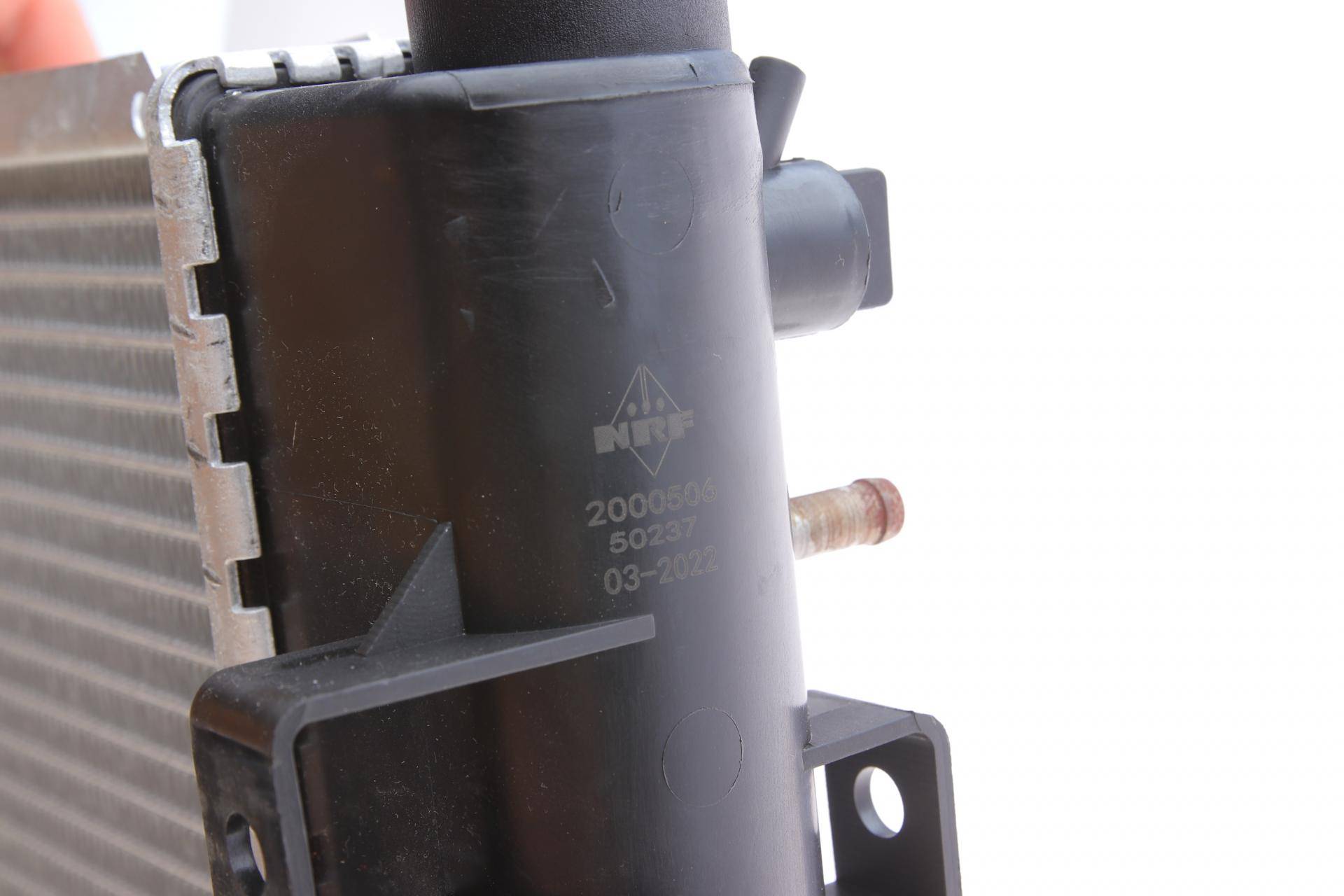 Радіатор охолодження Chrysler Voyager/Caravan 2.4 95-01