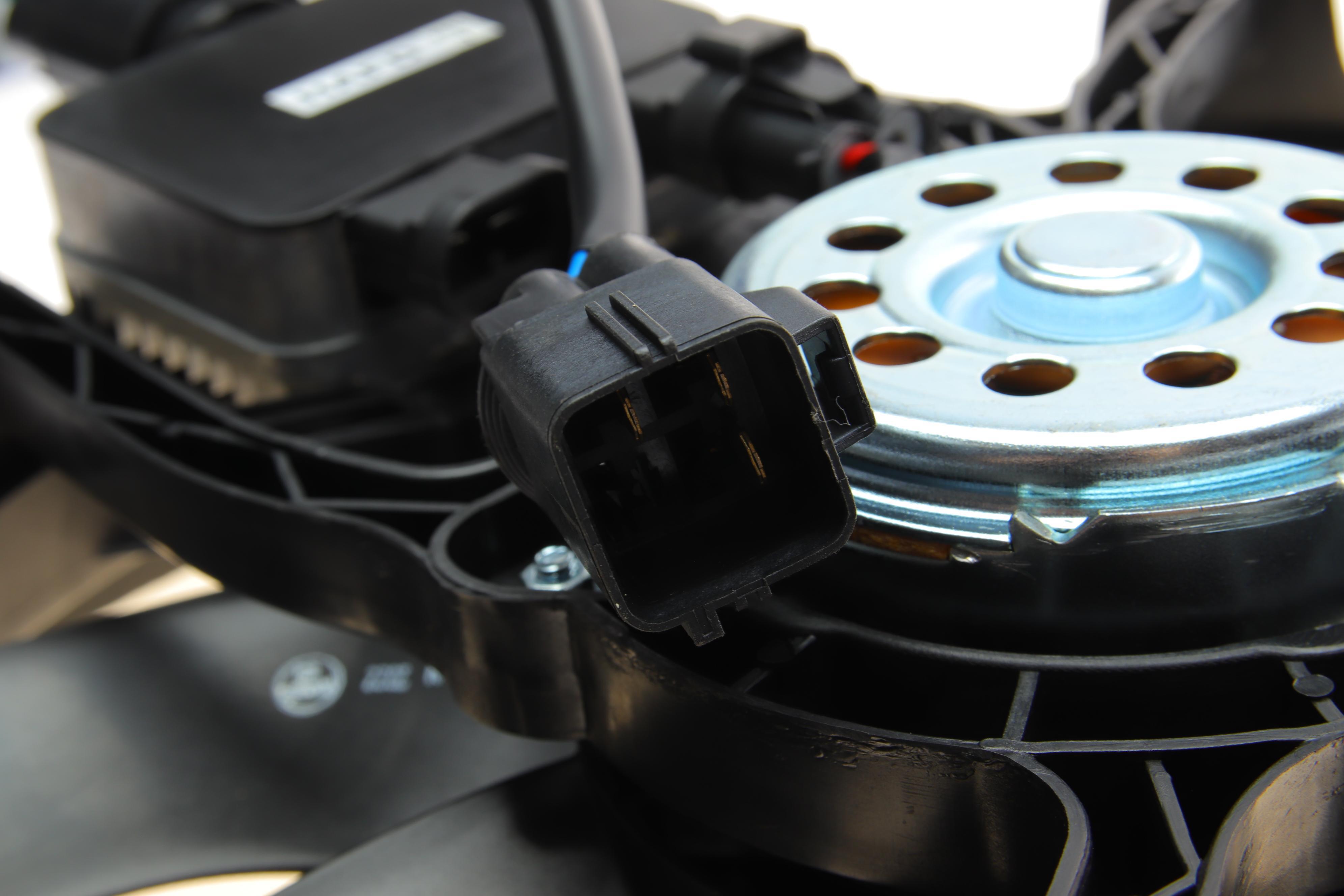 Вентилятор радіатора Ford Mondeo III 2.0-3.0 00-07 (з дифузором)