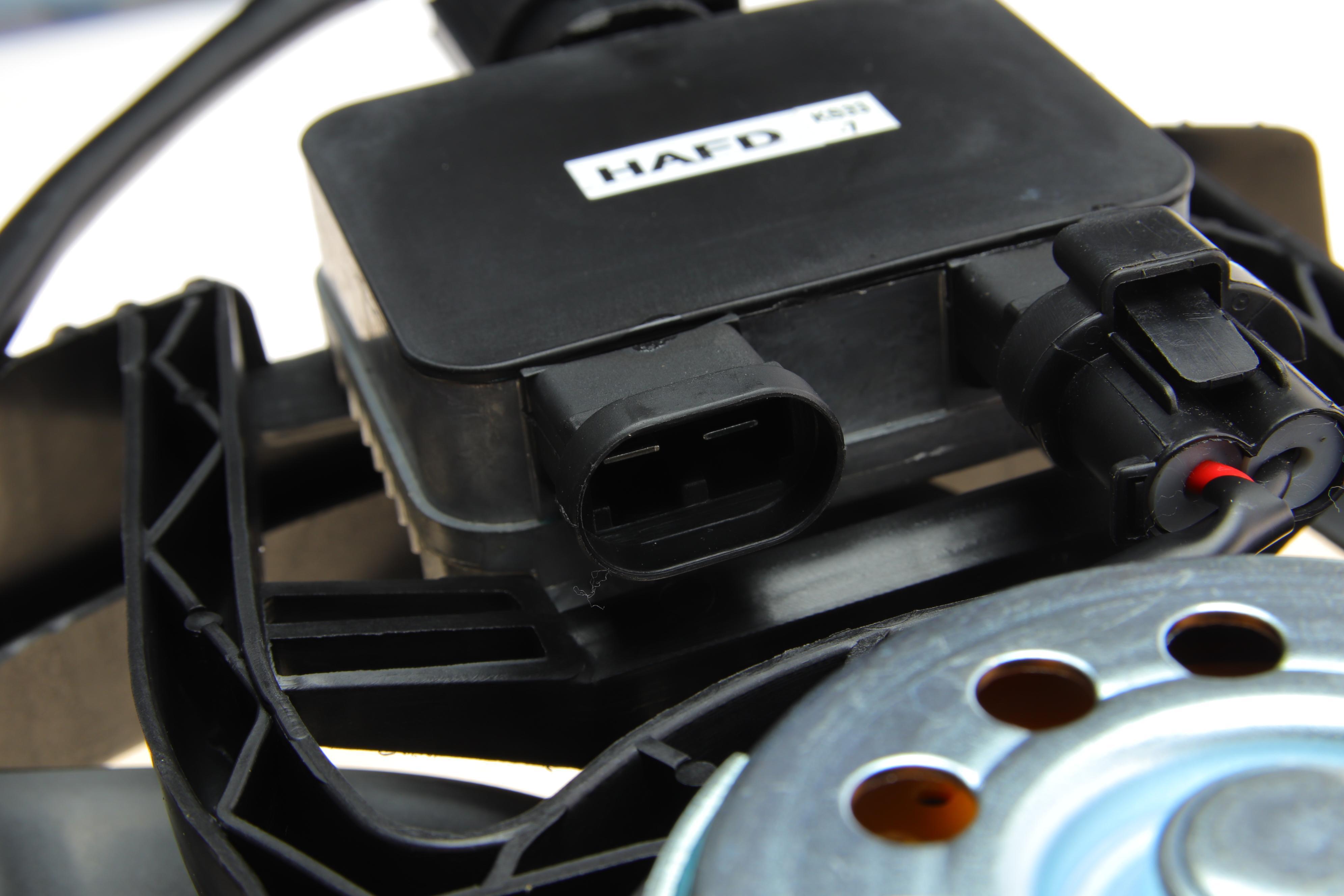 Вентилятор радіатора Ford Mondeo III 2.0-3.0 00-07 (з дифузором)