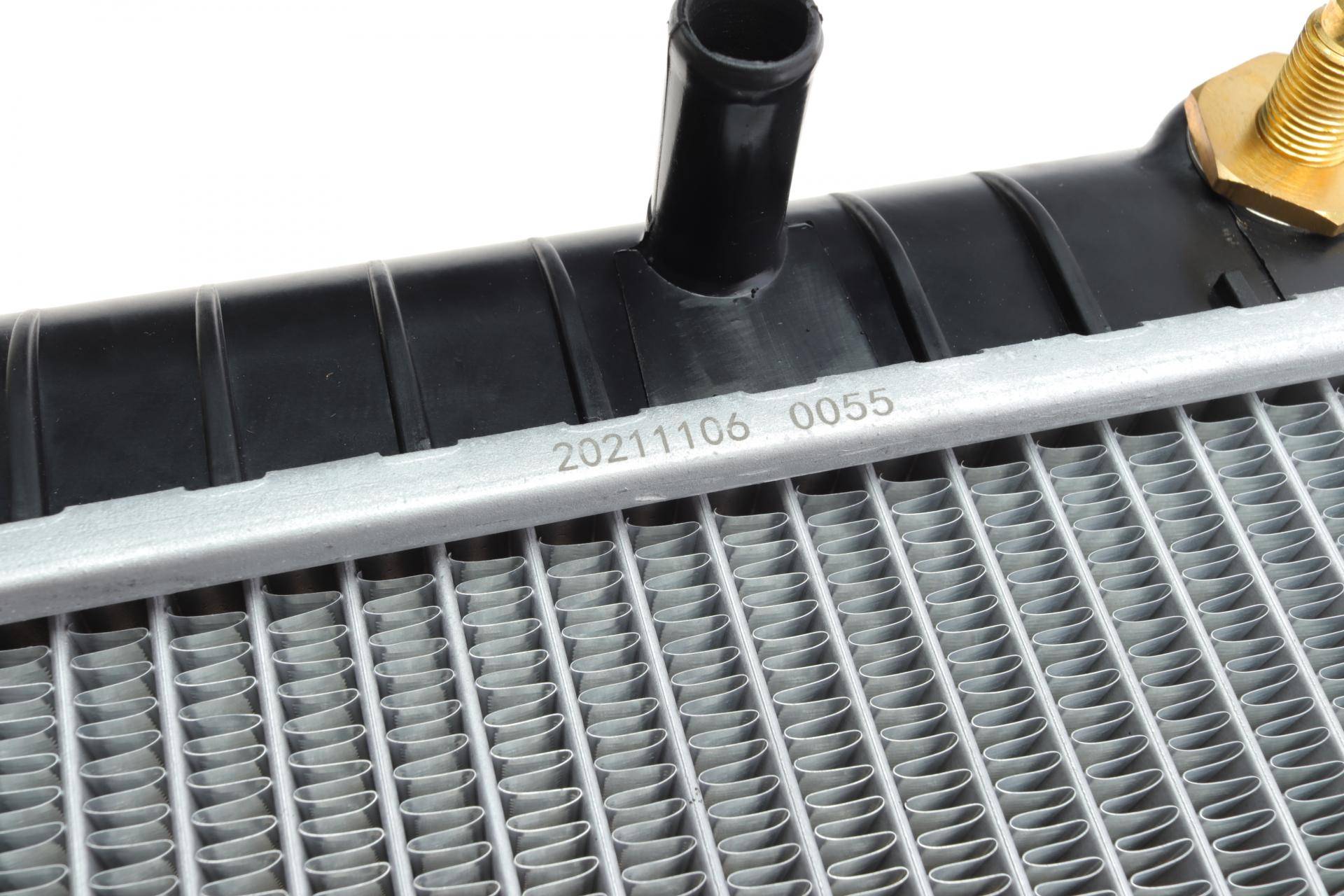 Радіатор охолодження Volvo 740/940 2.0-2.3 85-94