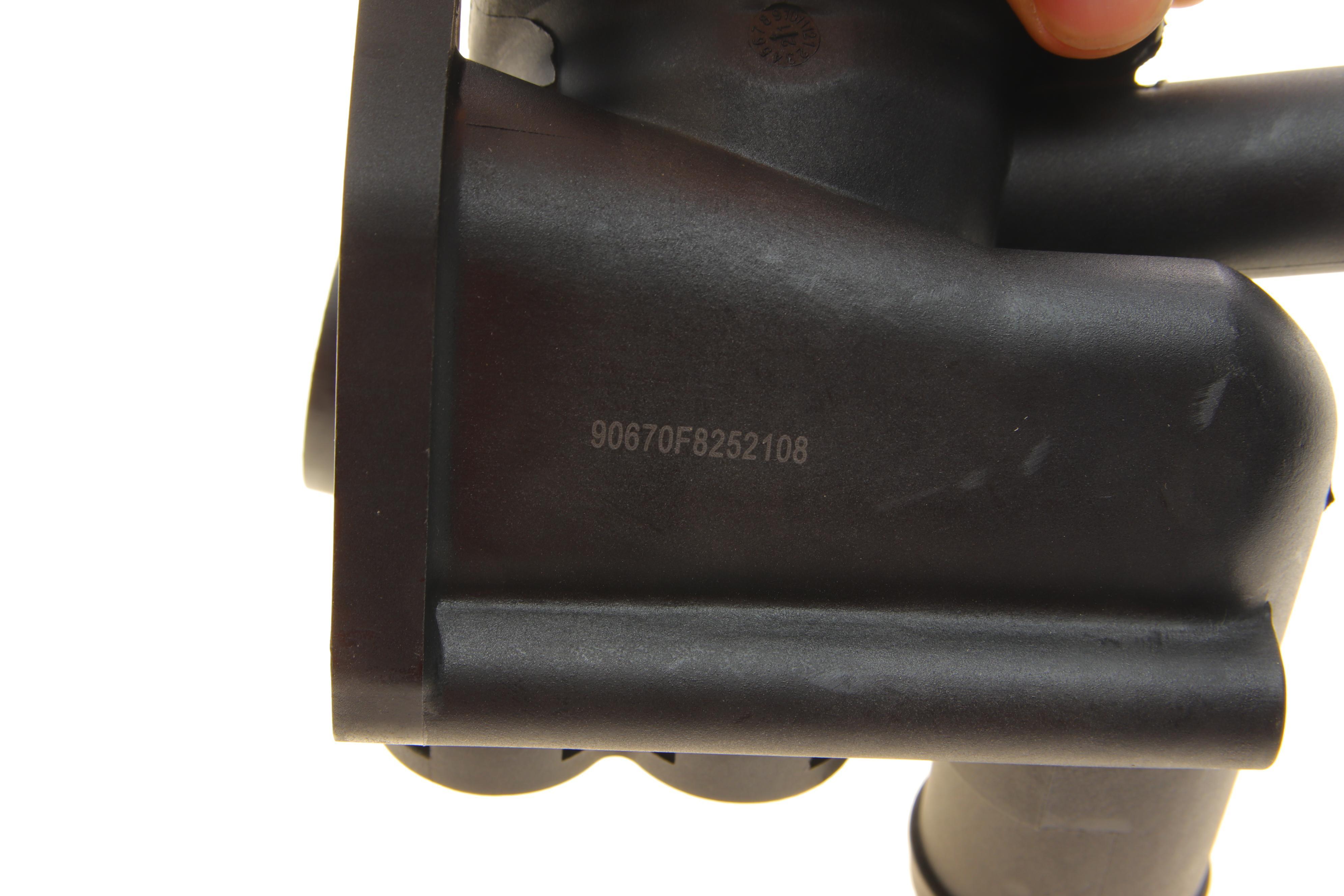 Фланець системи охолодження VW T4/T5/Passat/Golf IV 2.3-3.2 98-09