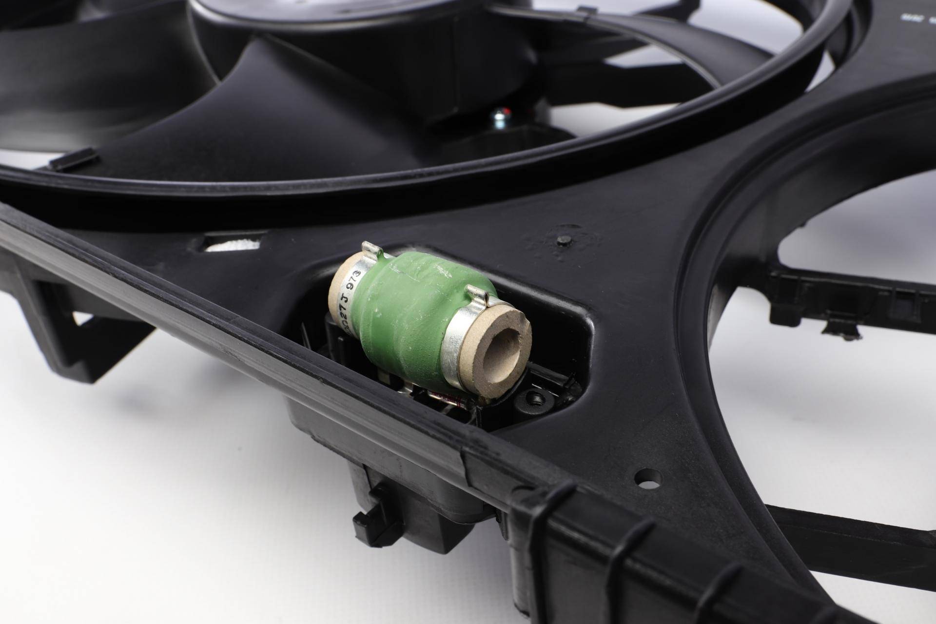 Вентилятор радіатора Ford Transit Connect 1.8 02-13 (з дифузором)