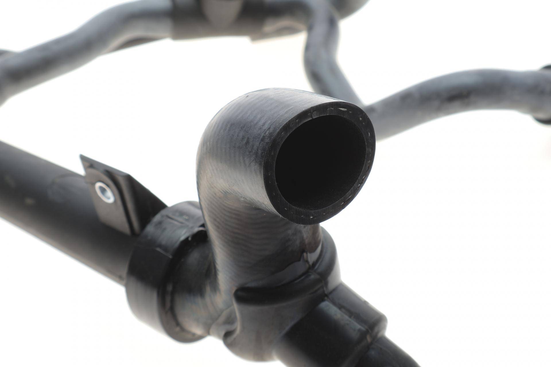 Патрубок радіатора (нижній) Opel Vectra B 1.8-2.0i 95-03