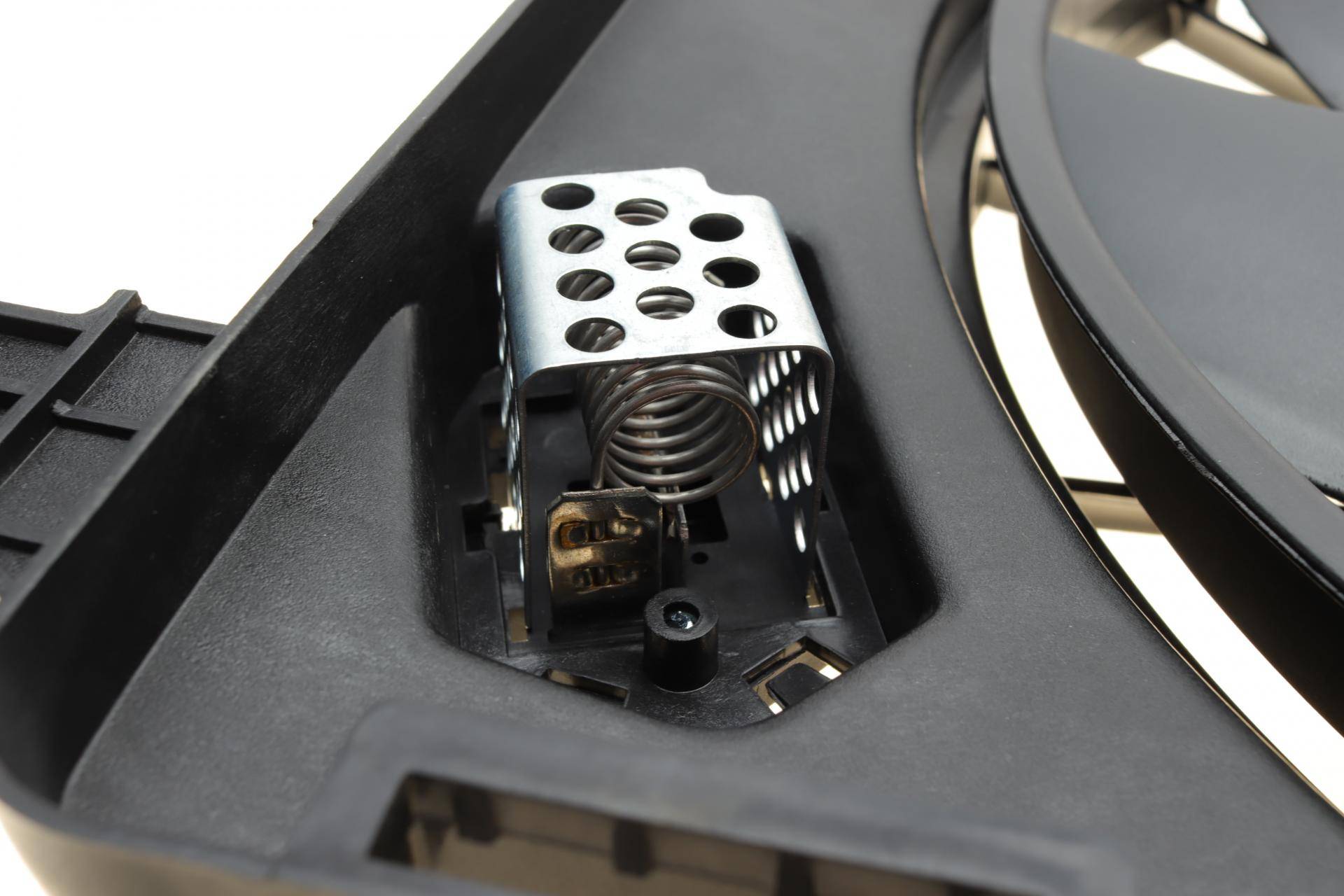 Вентилятор радіатора Renault Logan/Sandero 1.4/1.6 07- (з дифузором)