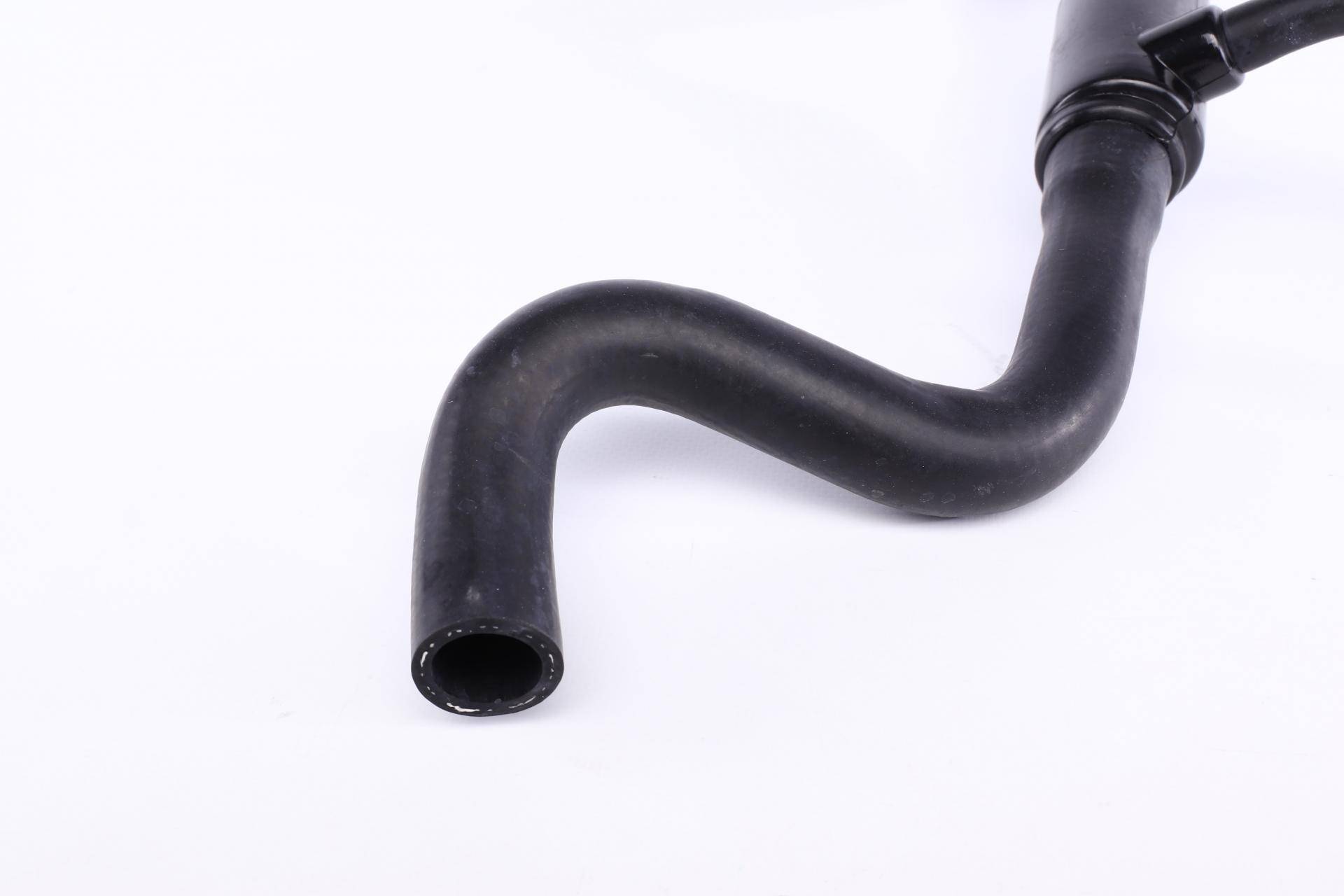 Патрубок системи охолодження VW Passat 2.8/2.9 91-97