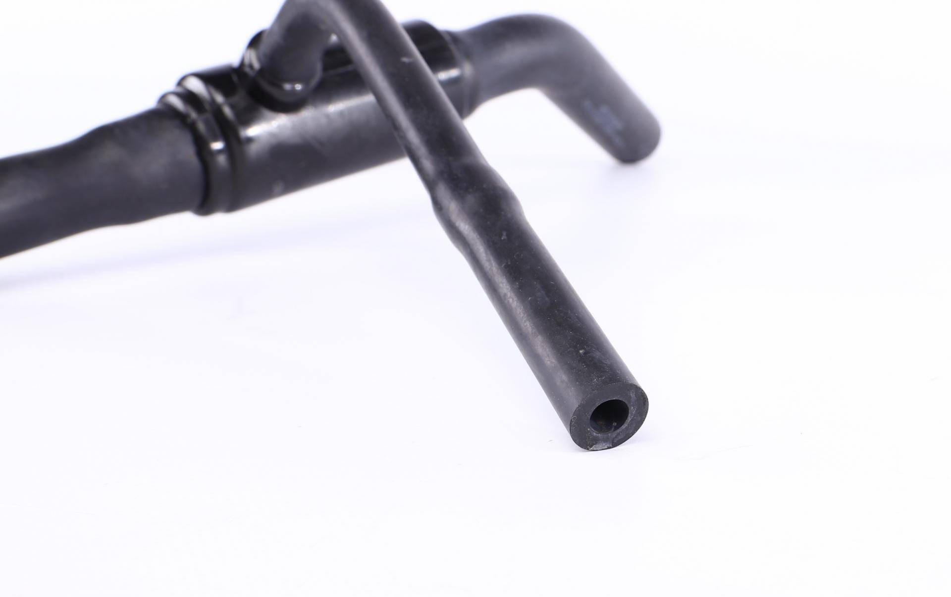 Патрубок системи охолодження VW Passat 2.8/2.9 91-97