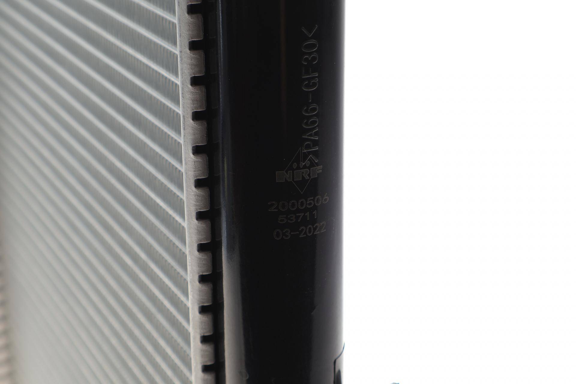 Радіатор охолодження Subaru Forester 2.0-2.5 02-