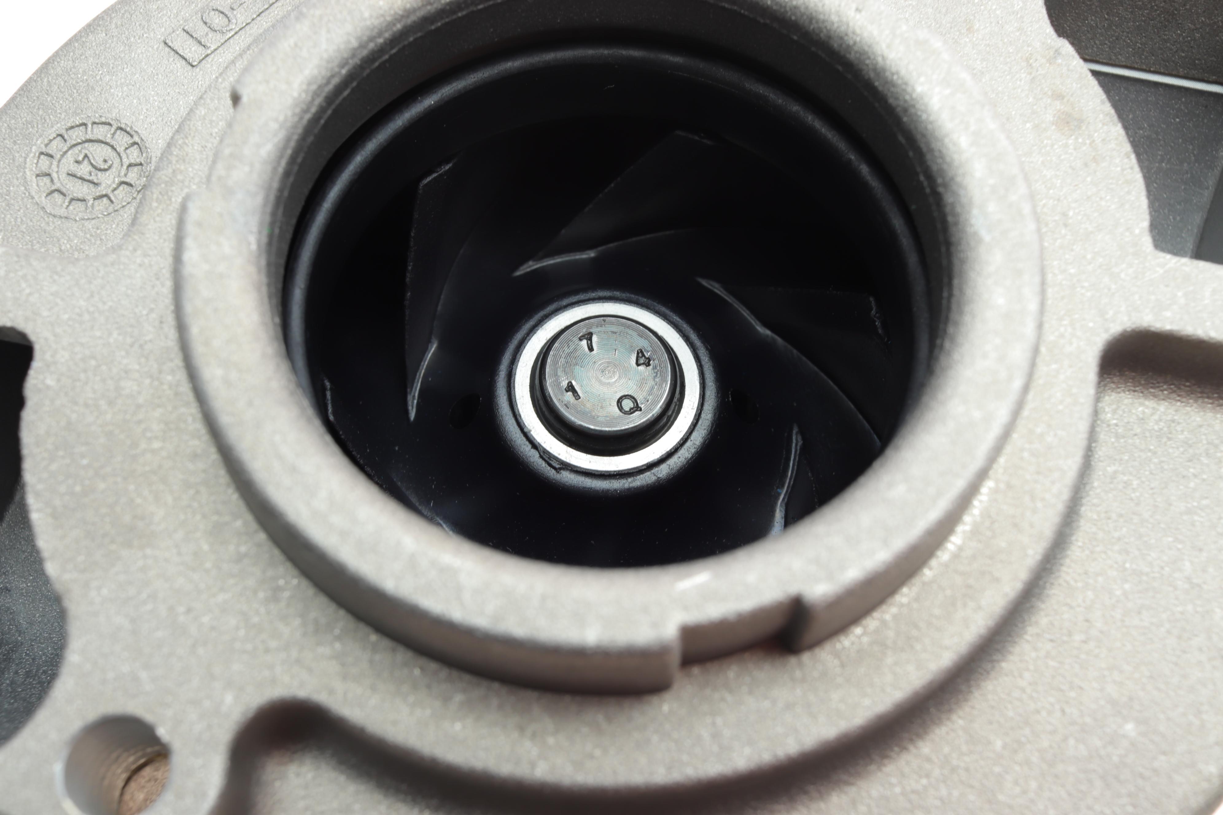 Помпа води Land Rover Range Rover III/Sport I 4.2/4.4 4x4 04-13/Jaguar 99- (з корпусом)