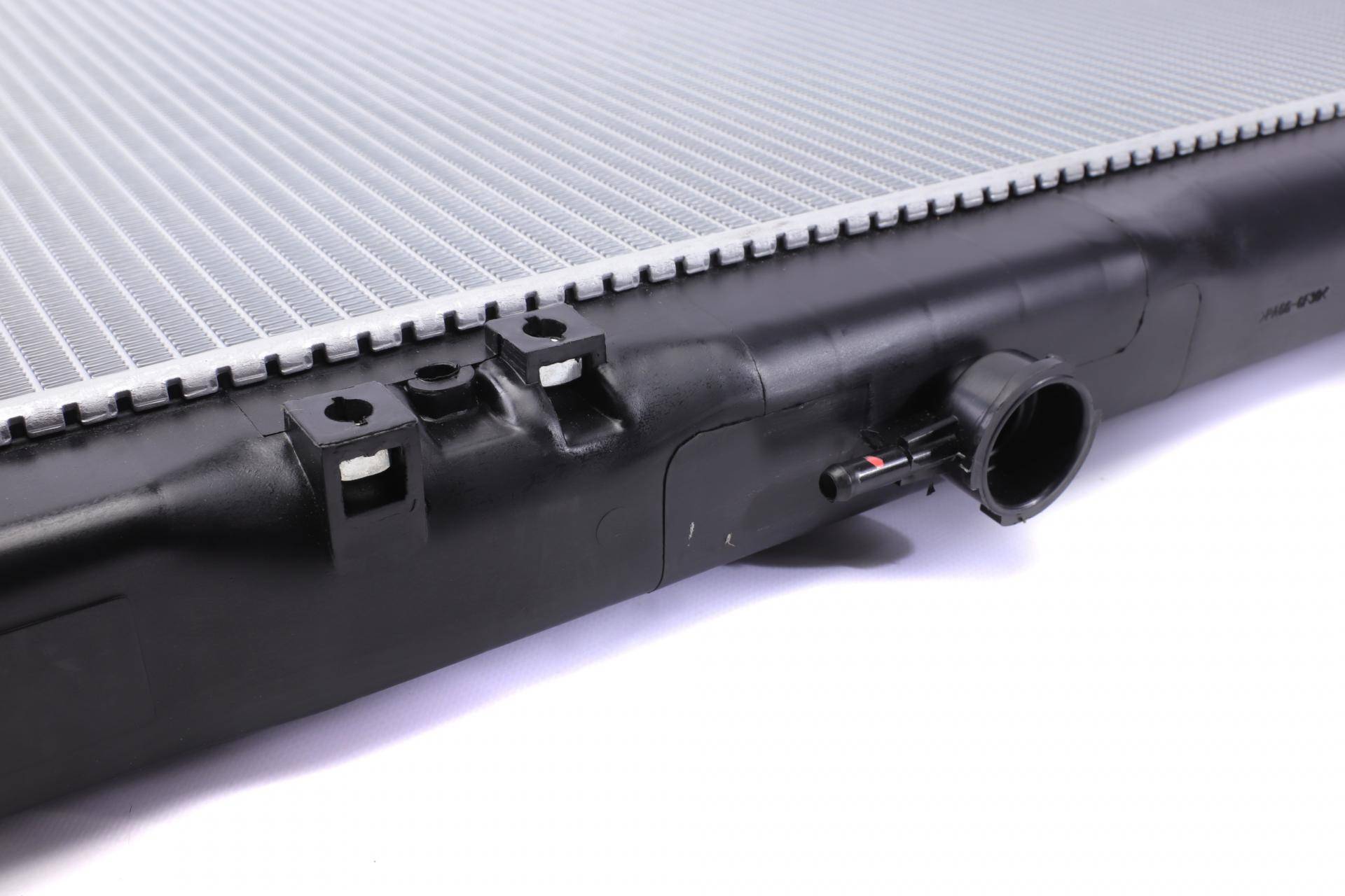 Радіатор охолодження Toyota Land Cruiser 100 4.7 98-