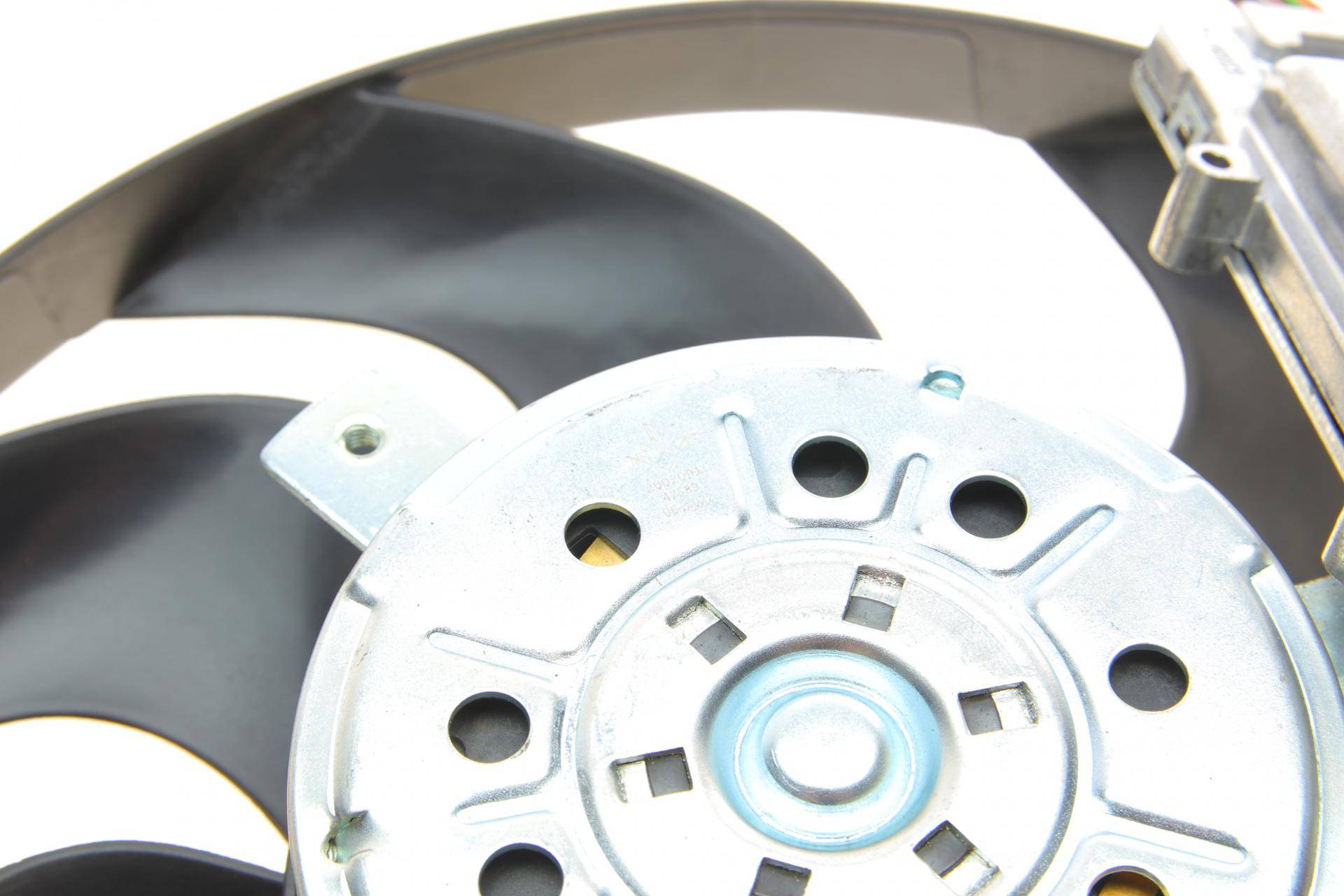 Вентилятор охолодження двигуна Audi Q7/VW Touareg 2.5-6.0 02-15 (L) (d=300mm)