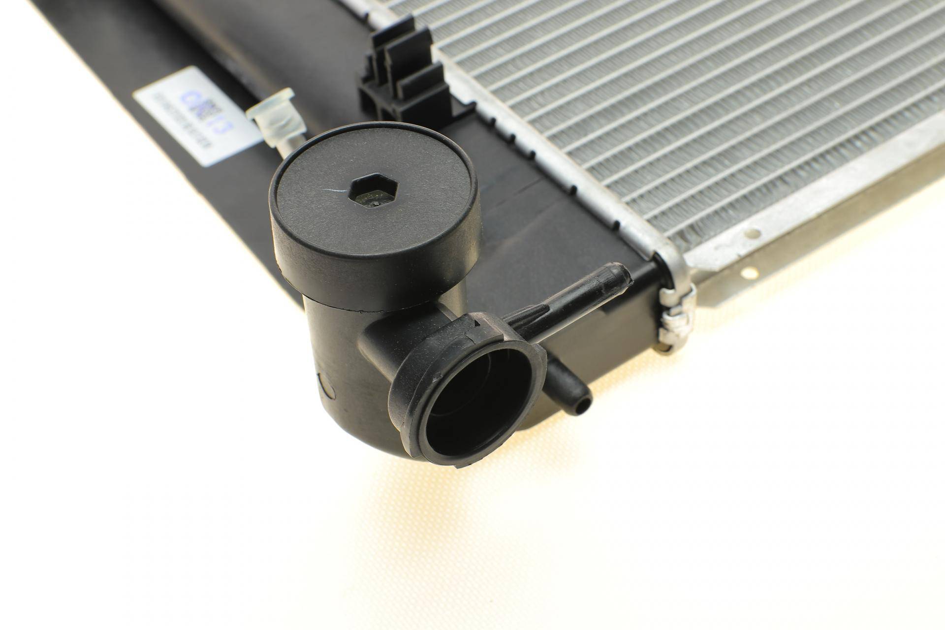 Радіатор охолодження Toyota Avensis 1.8 03-08/Corolla 1.6 01-08