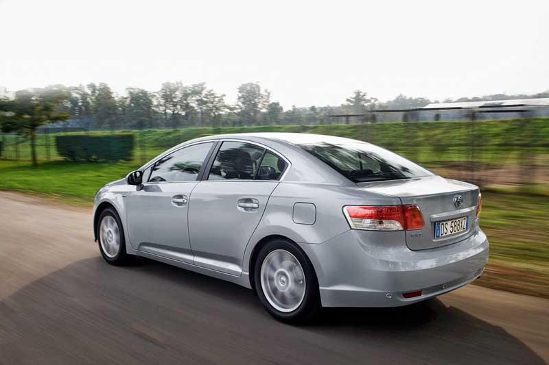 Петля (шарнір, кріплення) капота ліва Toyota Avensis - Тойота Авенсіс 2008-2017
