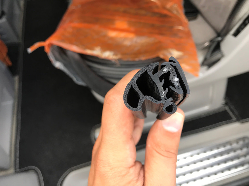 Ущільнювач передніх, розсувних дверей Фольксваген Транспортер Т5, Т6, Мультиван Т5, Т6, Кадді 3 - 2003-